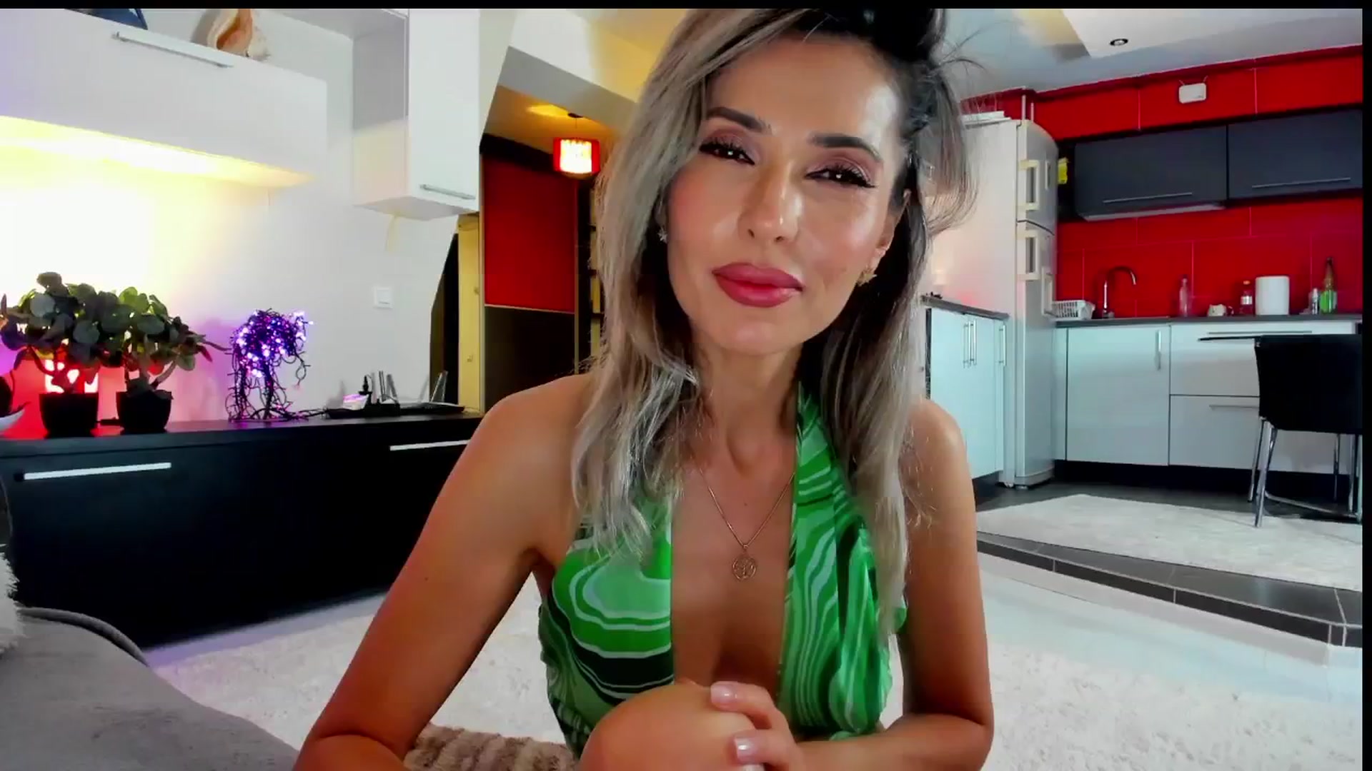 Gallery image thumbnail from iSquirrel4u's myfreecams stream on, 05/29/2024, 23:40 image 6 of 20