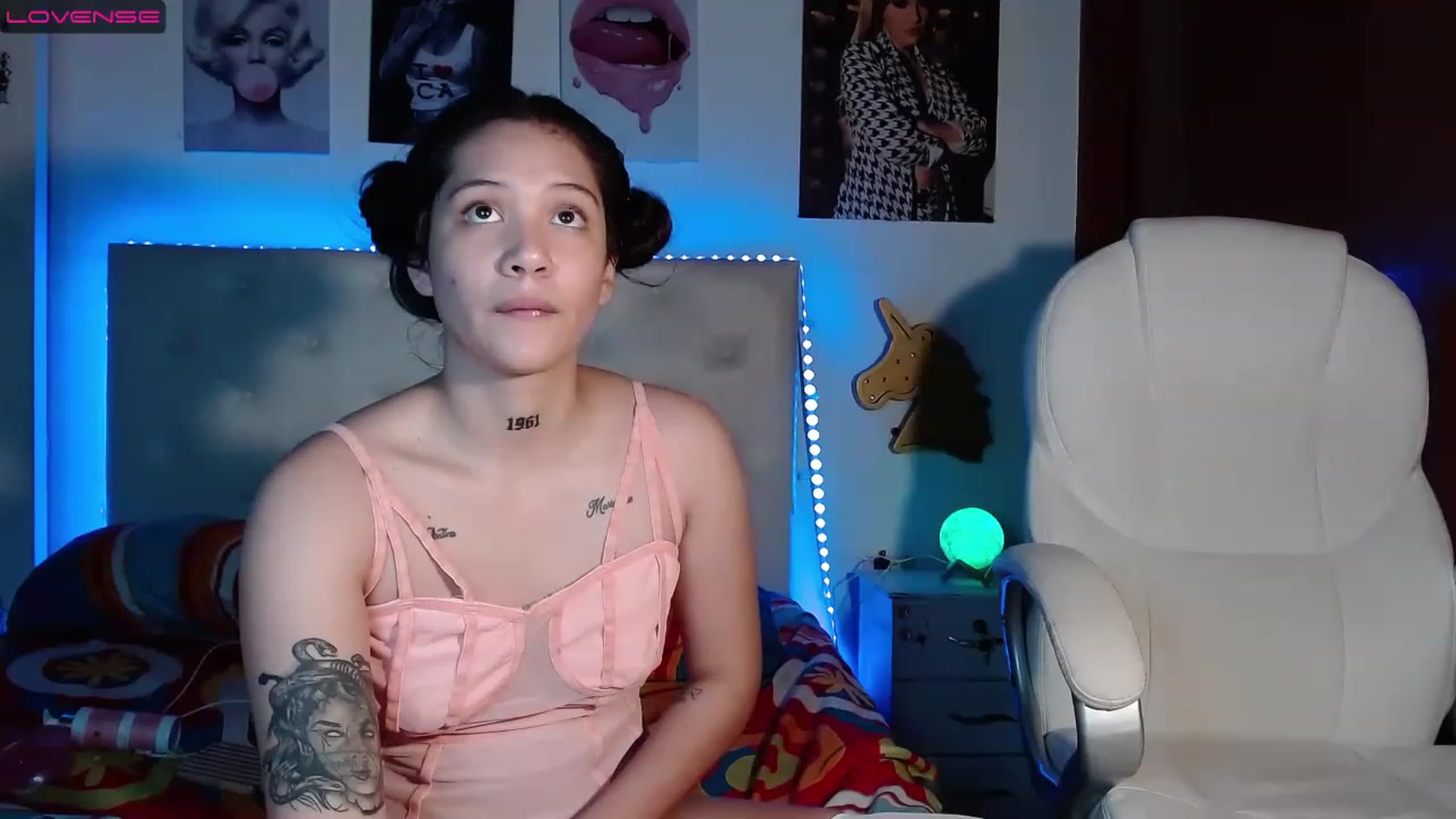 Gallery image thumbnail from iamsel's myfreecams stream on, 03/29/2023, 24:28 image 13 of 20