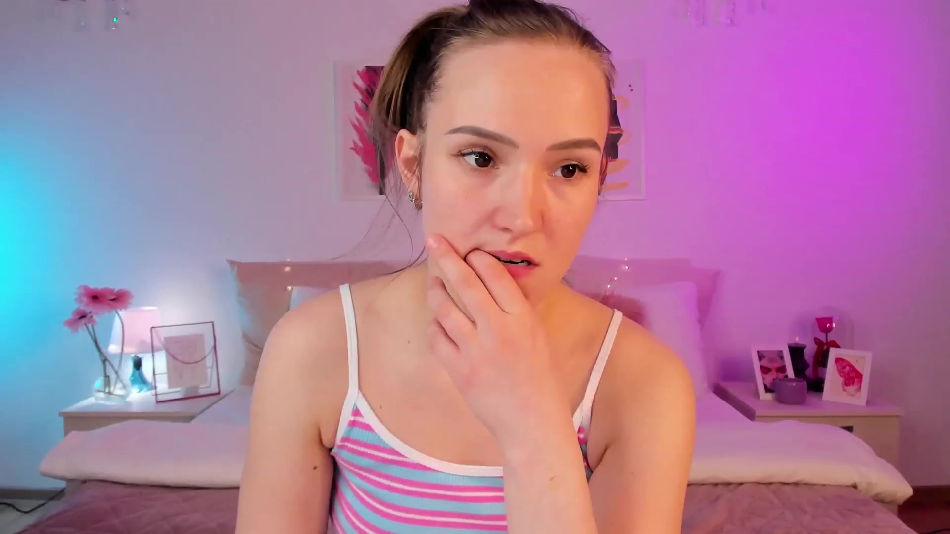 Gallery image thumbnail from im_mystery_'s myfreecams stream on, 04/16/2023, 20:37 image 7 of 20