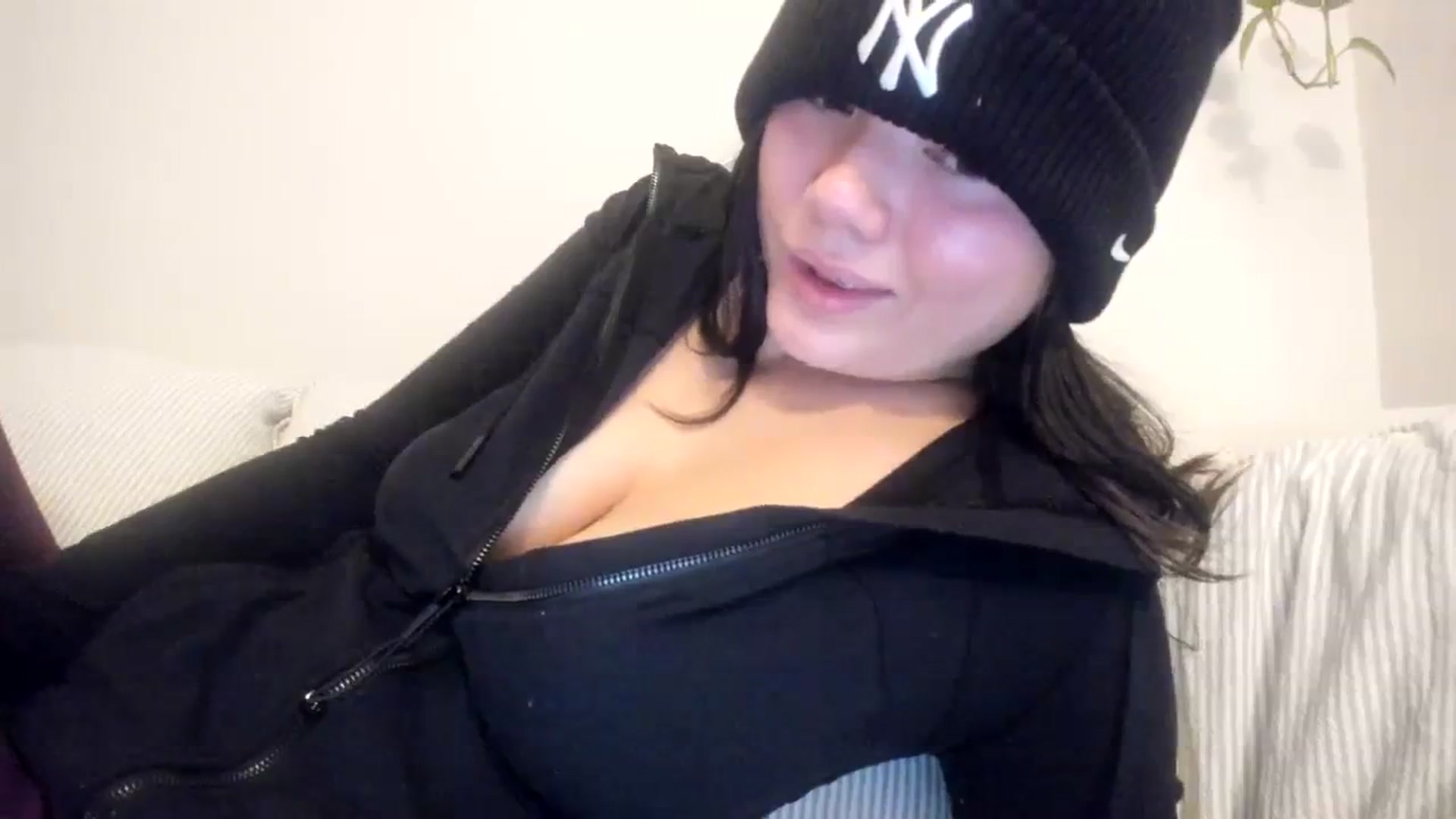 Gallery image thumbnail from imava's myfreecams stream on, 11/12/2023, 09:41 image 14 of 20