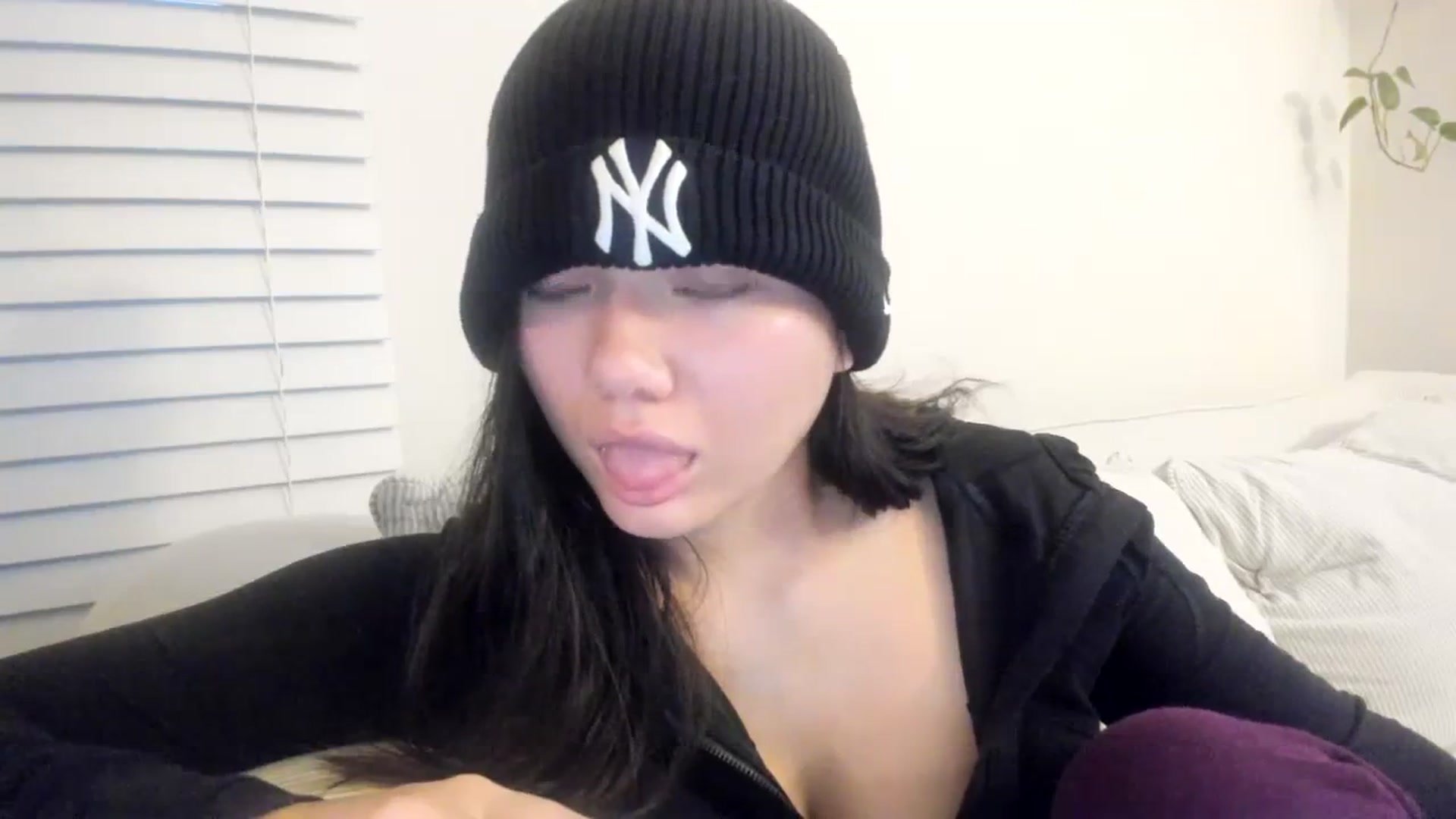 Gallery image thumbnail from imava's myfreecams stream on, 11/12/2023, 14:38 image 6 of 20