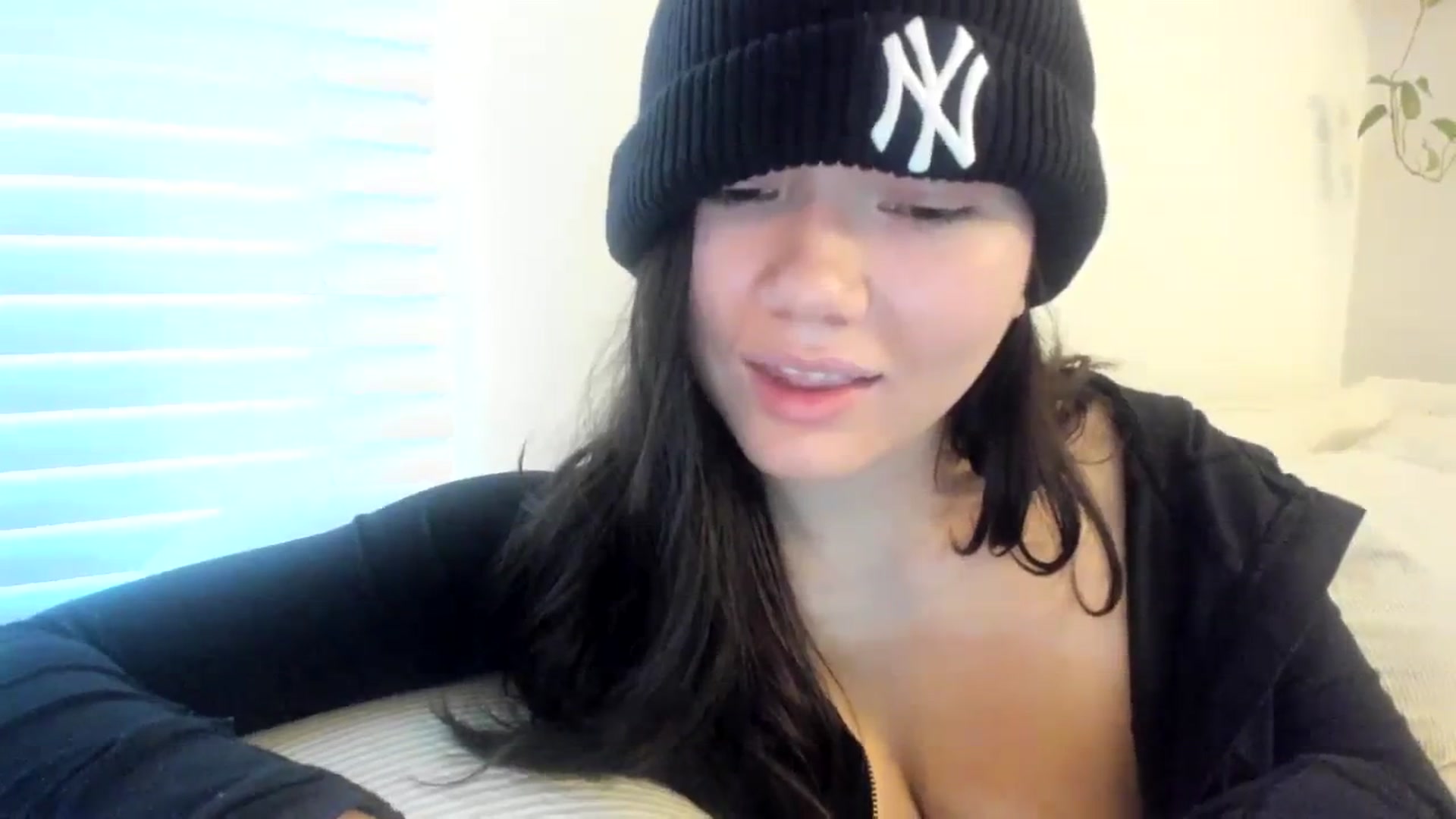 Gallery image thumbnail from imava's myfreecams stream on, 11/12/2023, 14:38 image 11 of 20