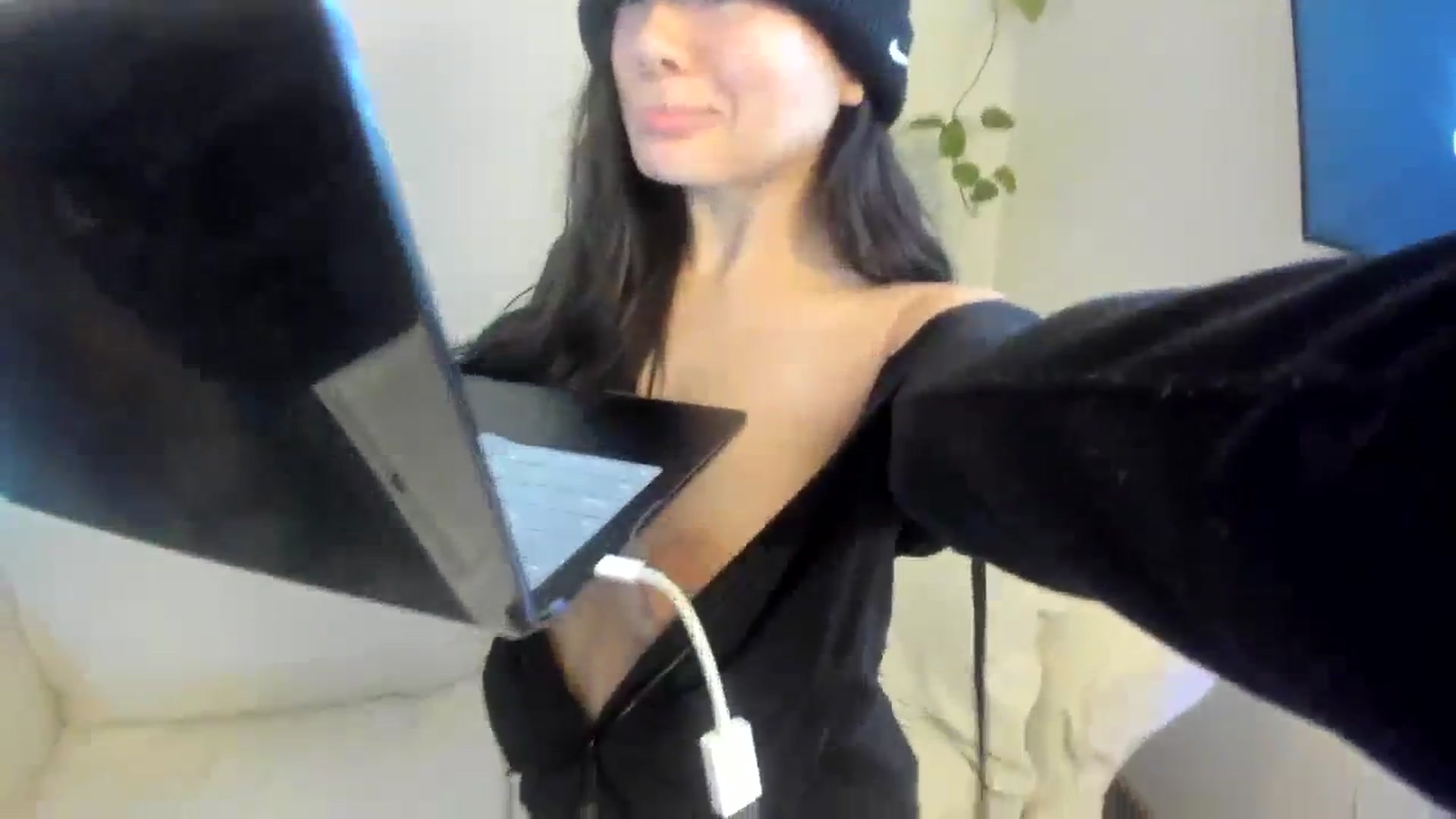 Gallery image thumbnail from imava's myfreecams stream on, 11/12/2023, 14:38 image 12 of 20
