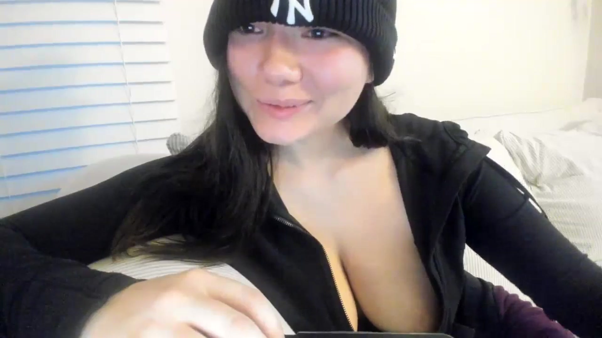 Gallery image thumbnail from imava's myfreecams stream on, 11/12/2023, 14:38 image 7 of 20