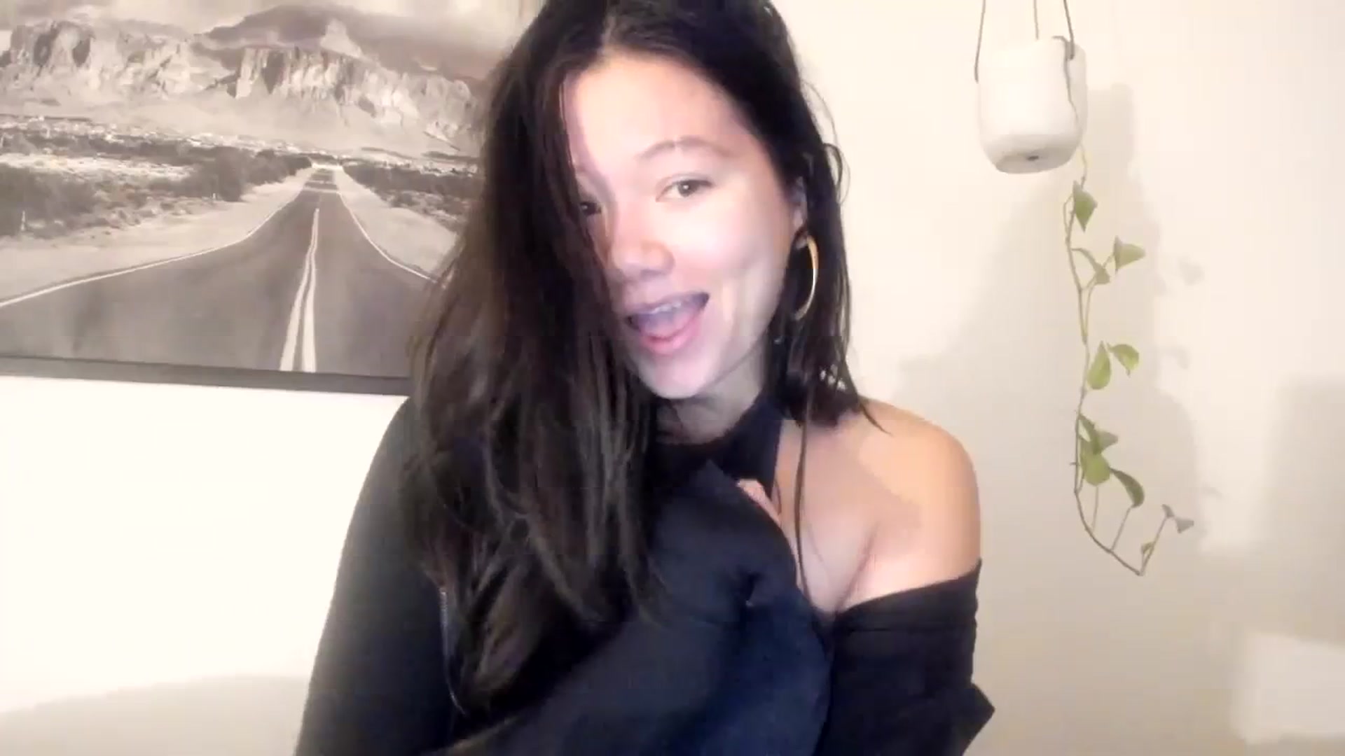 Gallery image thumbnail from imava's myfreecams stream on, 12/03/2023, 18:04 image 13 of 20