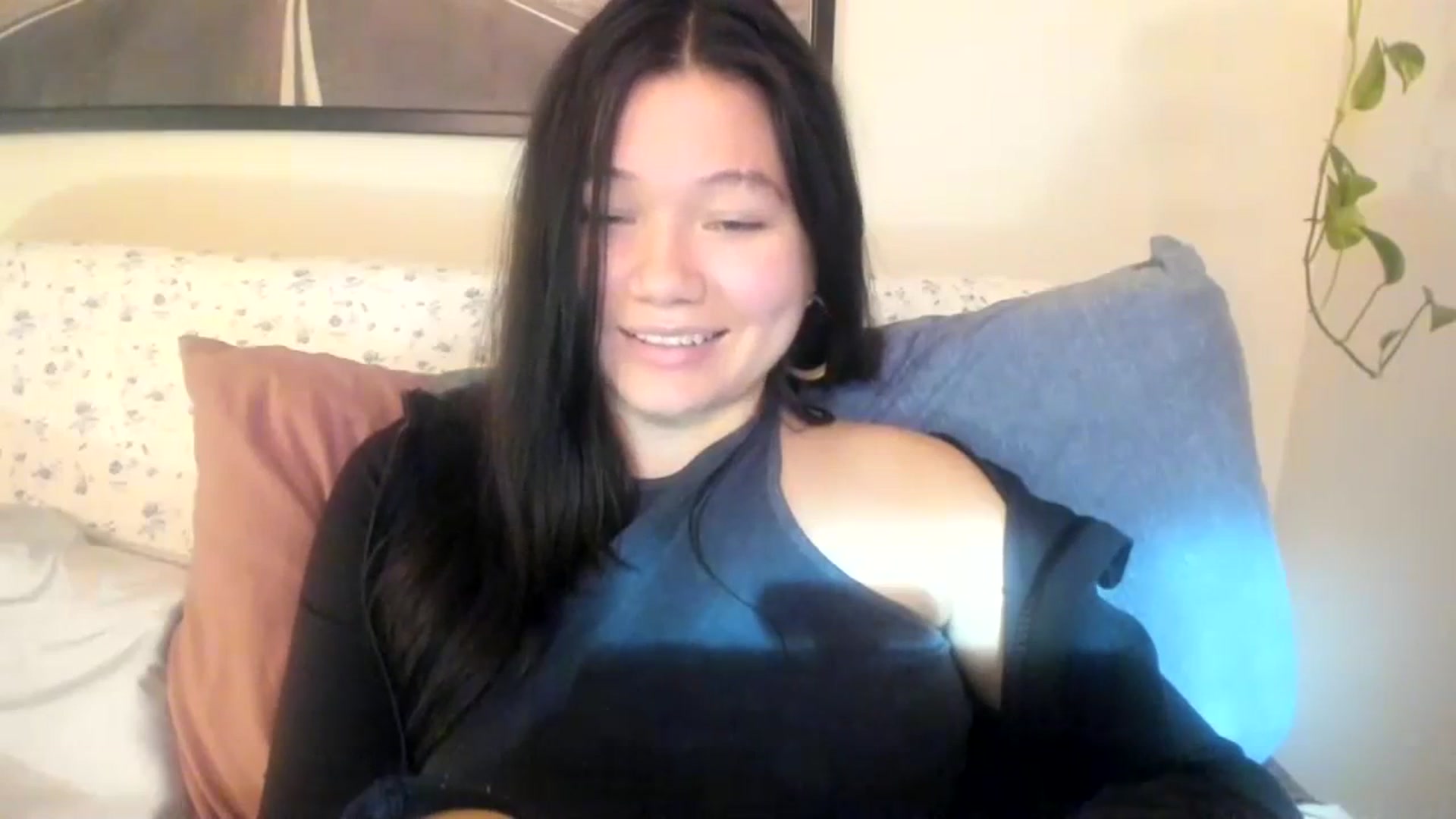 Gallery image thumbnail from imava's myfreecams stream on, 12/03/2023, 19:37 image 20 of 20