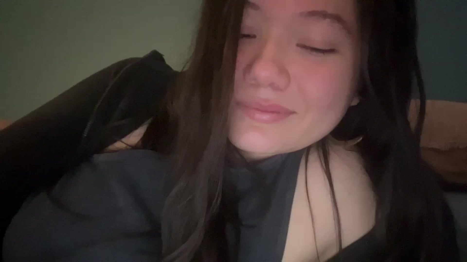 Gallery image thumbnail from imava's myfreecams stream on, 03/04/2024, 17:20 image 3 of 20