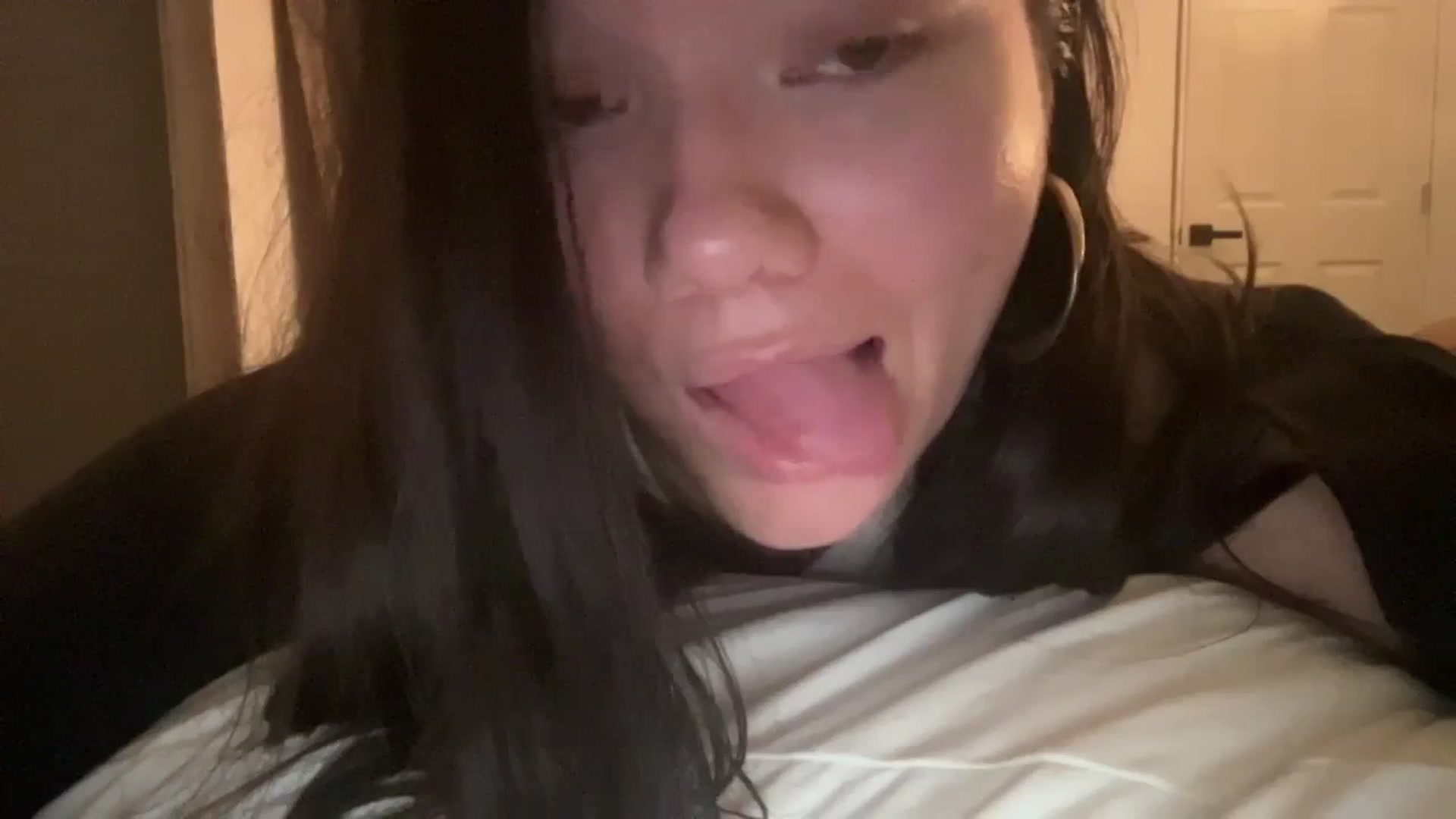 Gallery image thumbnail from imava's myfreecams stream on, 04/08/2024, 10:21 image 5 of 20