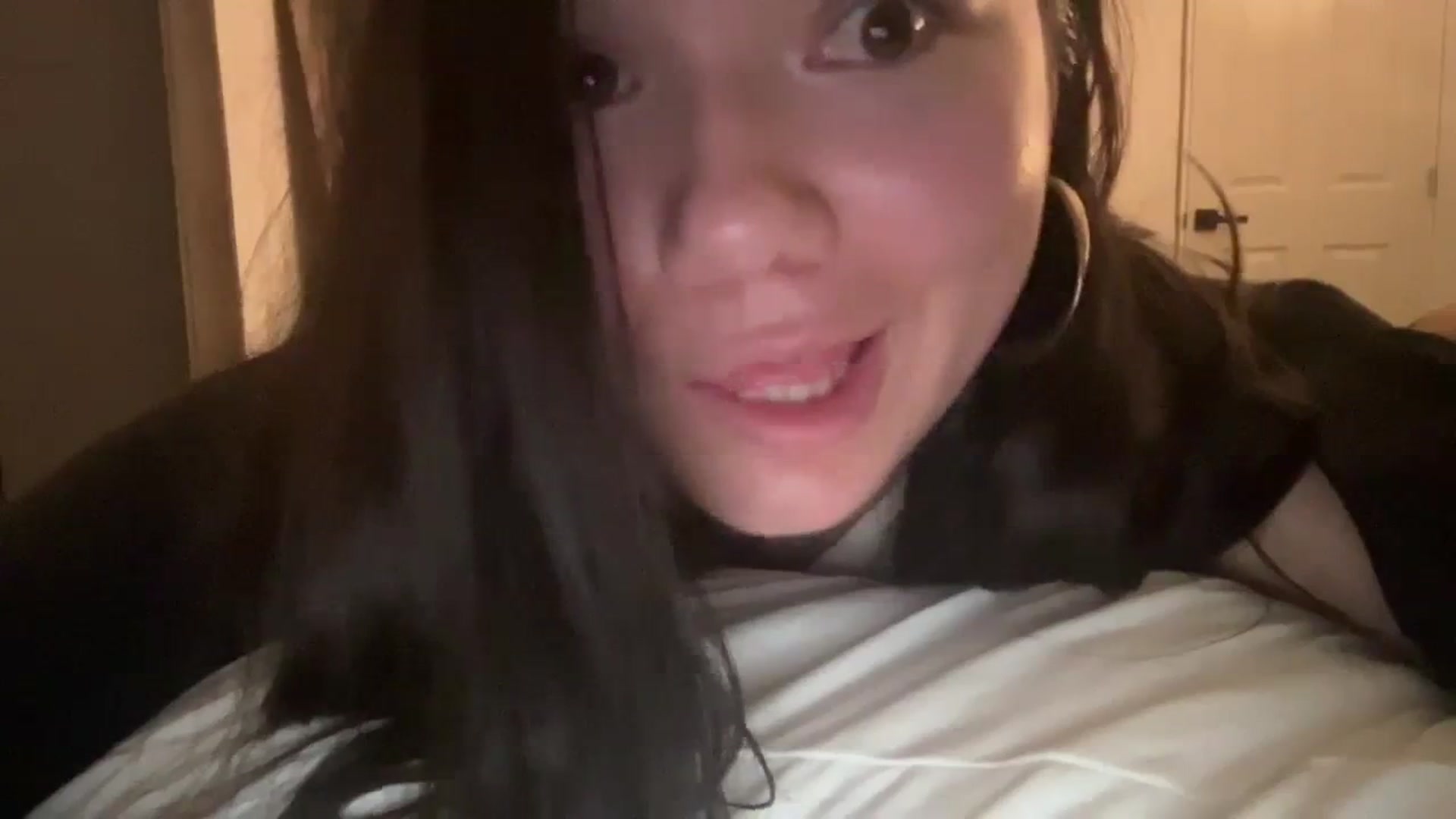 Gallery image thumbnail from imava's myfreecams stream on, 04/08/2024, 10:21 image 3 of 20