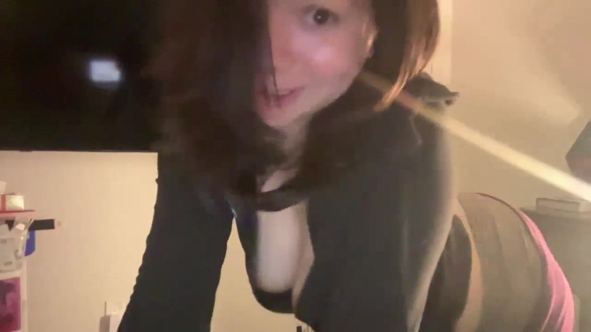 Gallery image thumbnail from imava's myfreecams stream on, 04/12/2024, 08:20 image 7 of 20