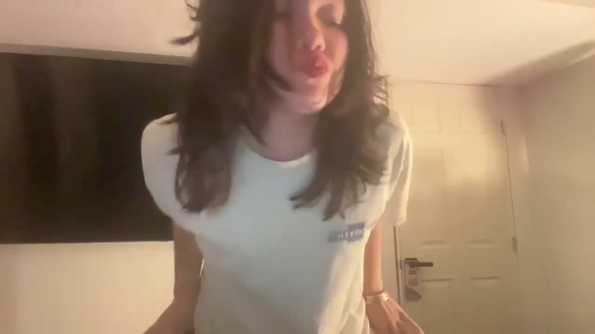 Gallery image thumbnail from imava's myfreecams stream on, 05/06/2024, 01:46 image 5 of 20