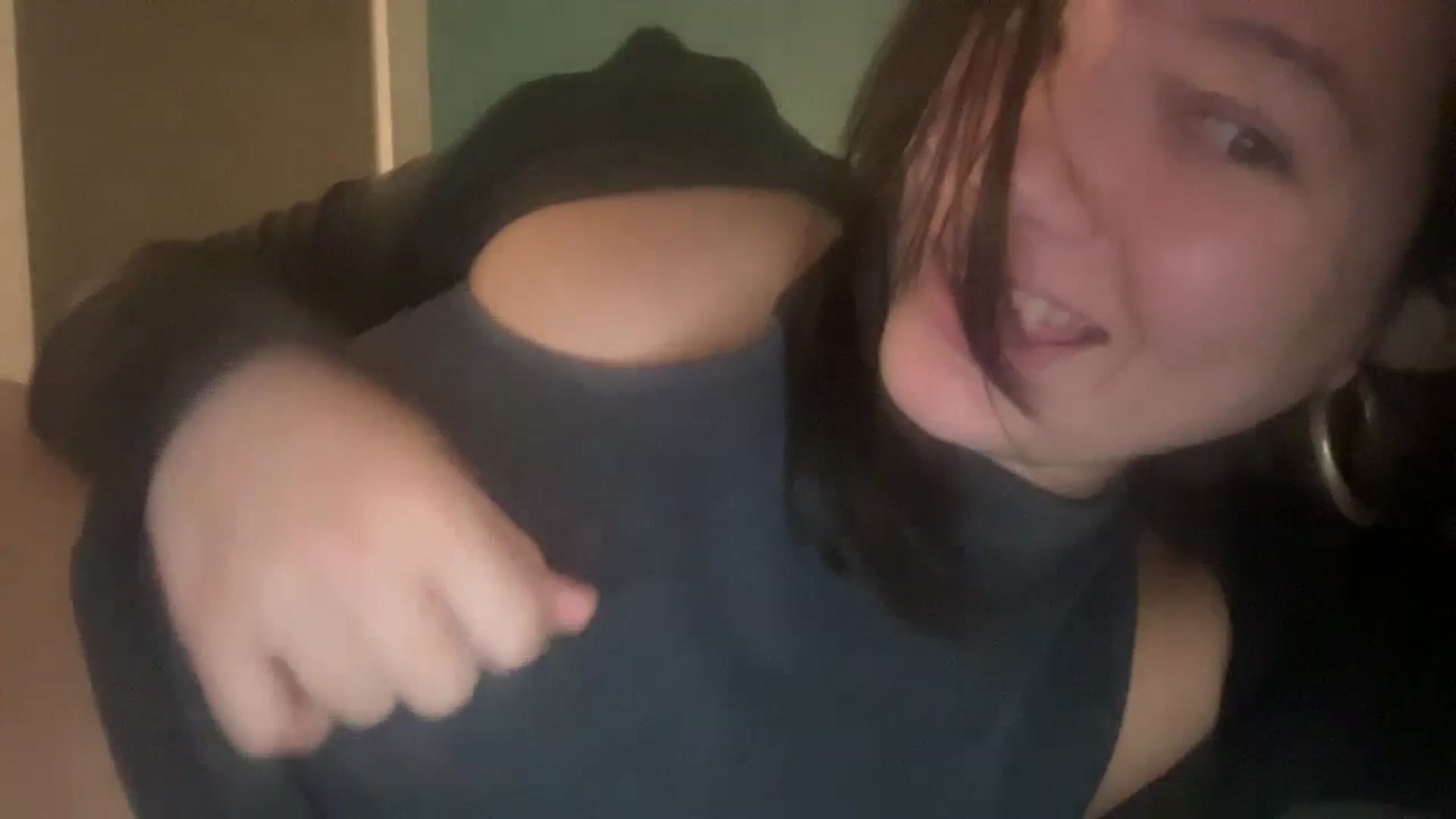 Gallery image thumbnail from imava's myfreecams stream on, 05/17/2024, 21:37 image 6 of 20