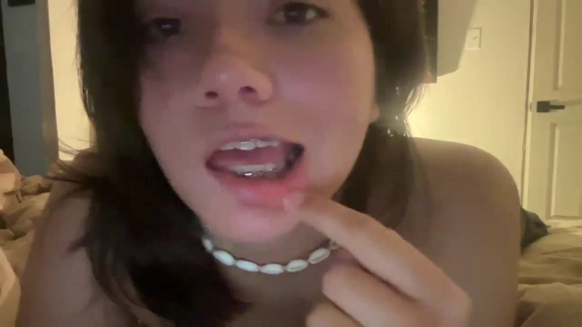 Gallery image thumbnail from imava's myfreecams stream on, 08/15/2025, 19:27 image 18 of 20