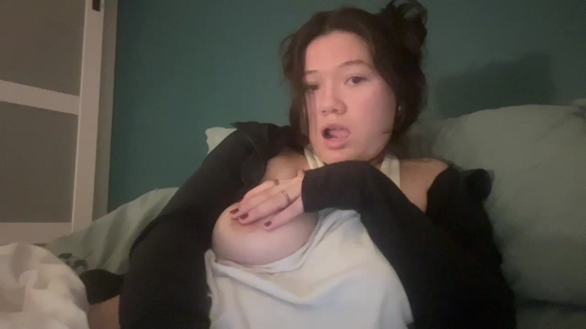 Gallery image thumbnail from imava's myfreecams stream on, 12/15/2025, 08:35 image 10 of 20