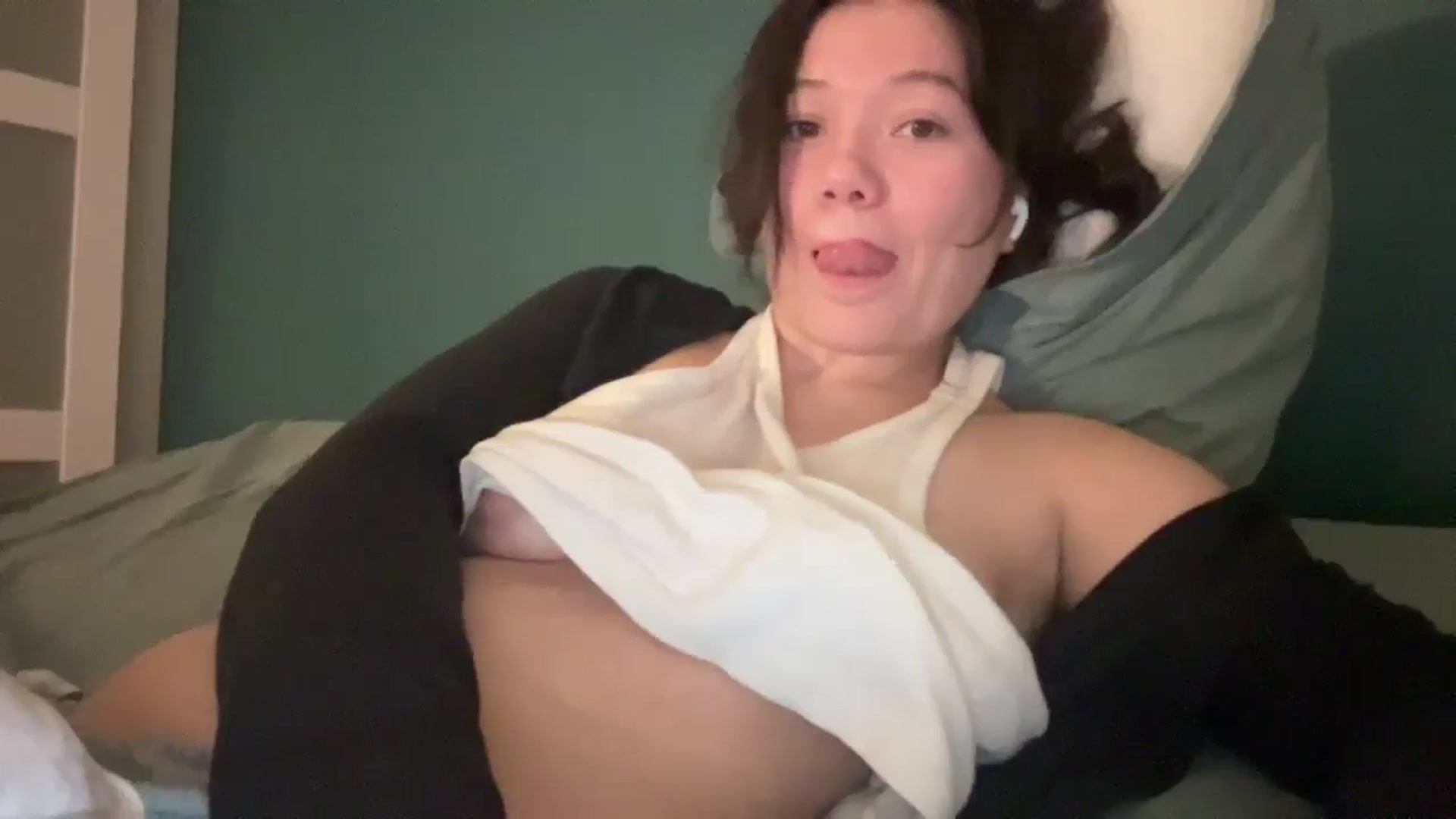 Gallery image thumbnail from imava's myfreecams stream on, 12/18/2025, 05:47 image 4 of 20