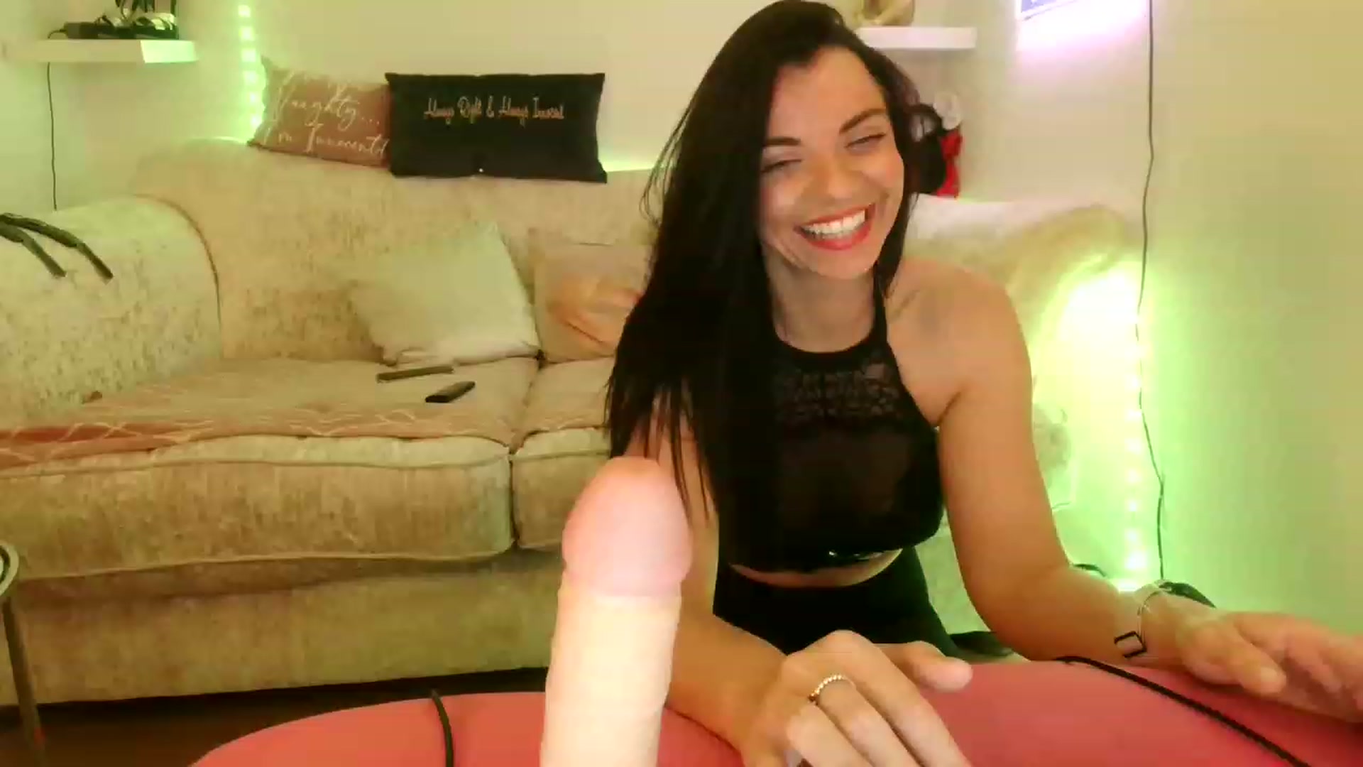 Gallery image thumbnail from innocentSamx's myfreecams stream on, 06/04/2023, 01:01 image 1 of 20
