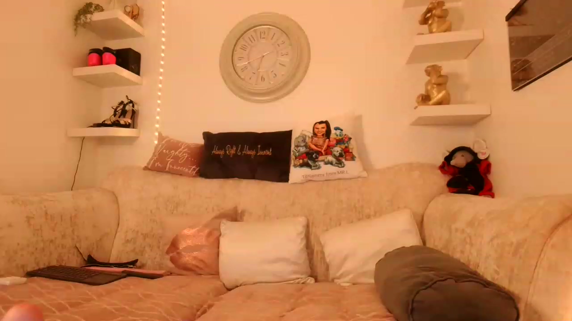 Gallery image thumbnail from innocentSamx's myfreecams stream on, 06/21/2023, 19:18 image 4 of 20