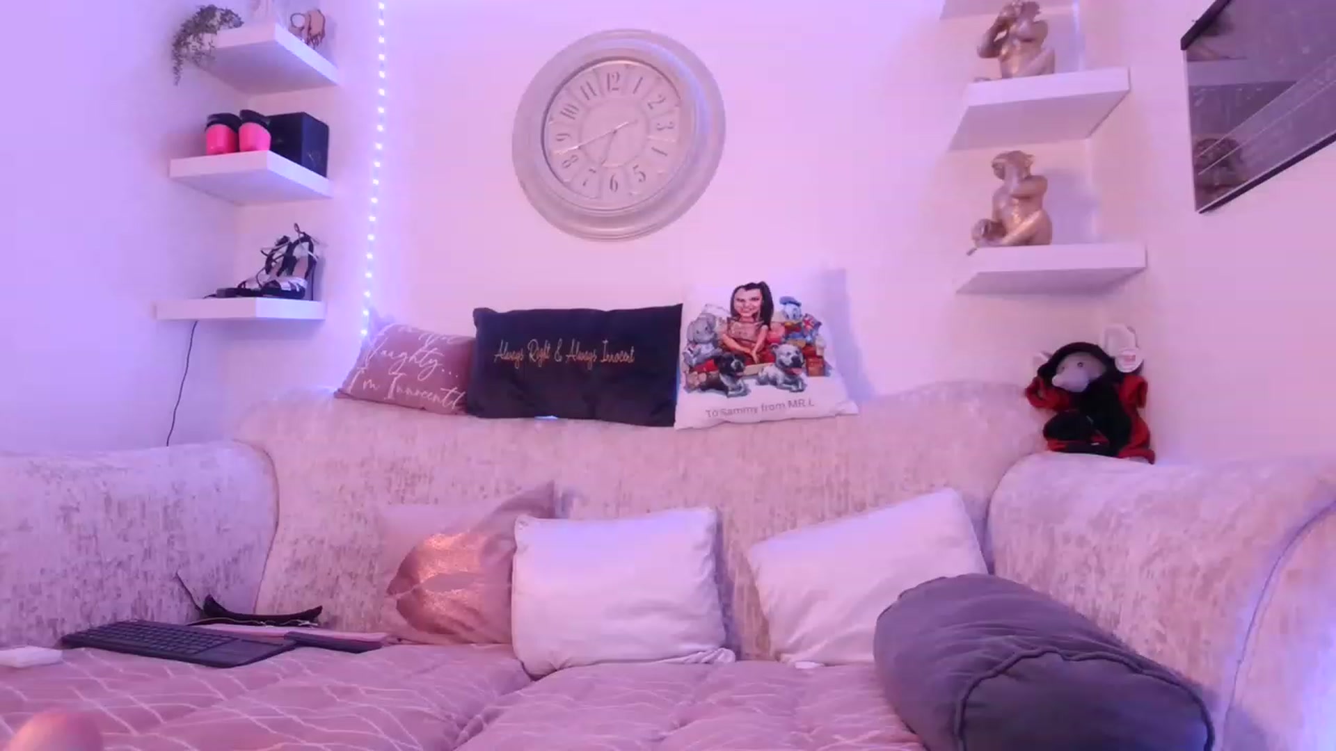 Gallery image thumbnail from innocentSamx's myfreecams stream on, 06/21/2023, 19:18 image 5 of 20