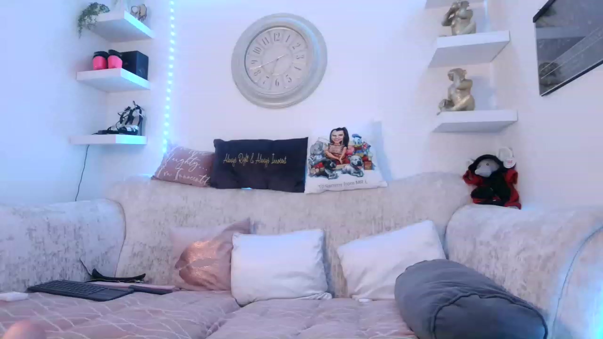 Gallery image thumbnail from innocentSamx's myfreecams stream on, 06/21/2023, 19:18 image 3 of 20