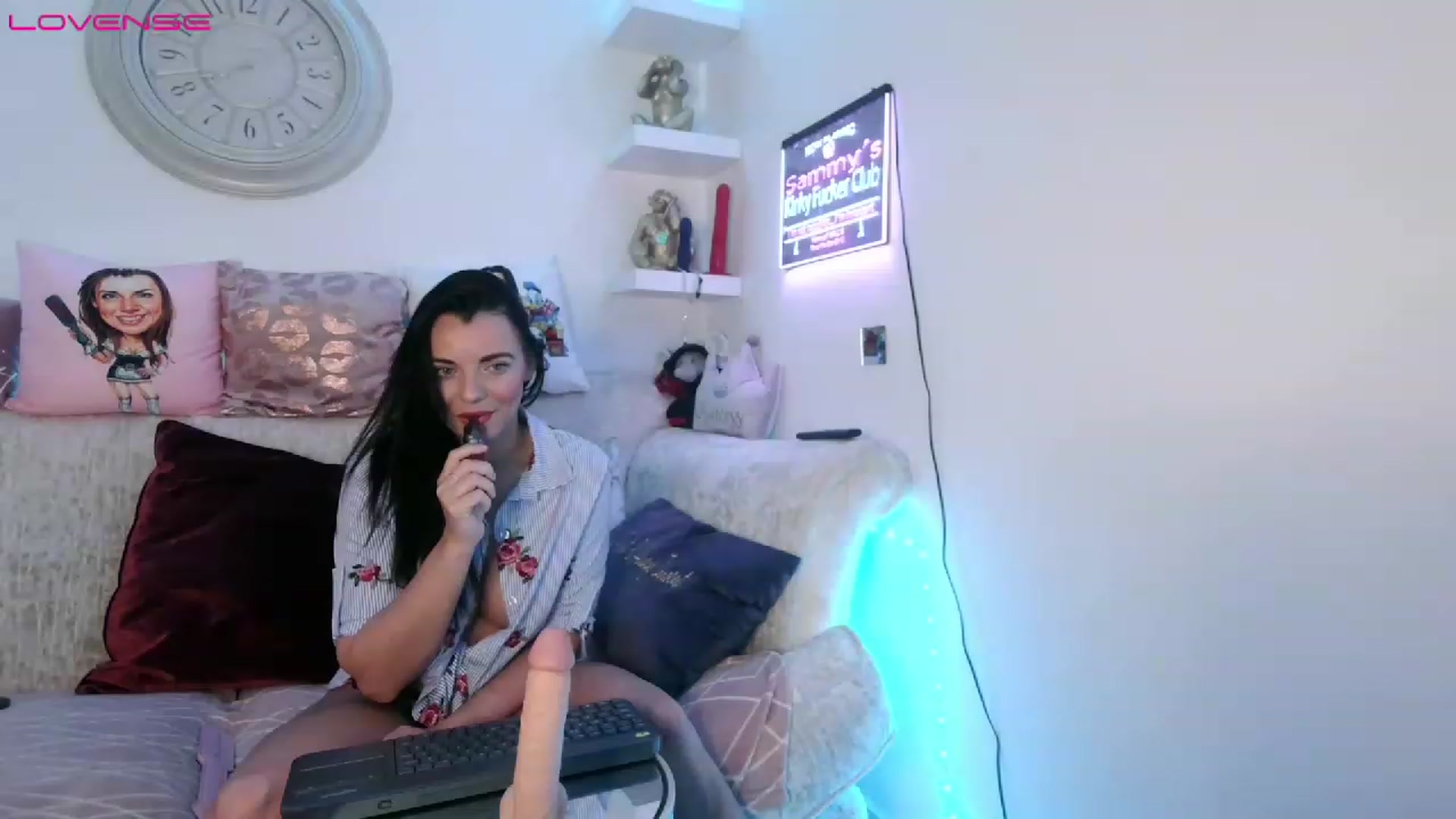 Gallery image thumbnail from innocentSamx's myfreecams stream on, 07/19/2023, 19:15 image 14 of 20