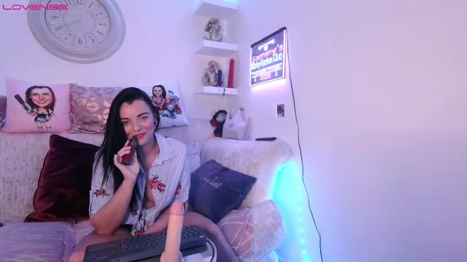 Gallery image thumbnail from innocentSamx's myfreecams stream on, 07/19/2023, 19:15 image 15 of 20