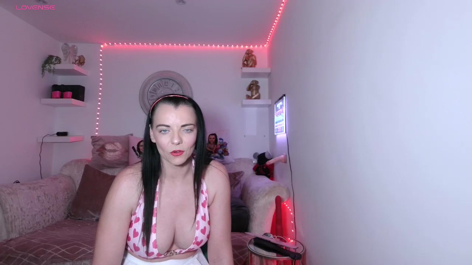 Gallery image thumbnail from innocentSamx's myfreecams stream on, 09/15/2023, 19:36 image 7 of 20