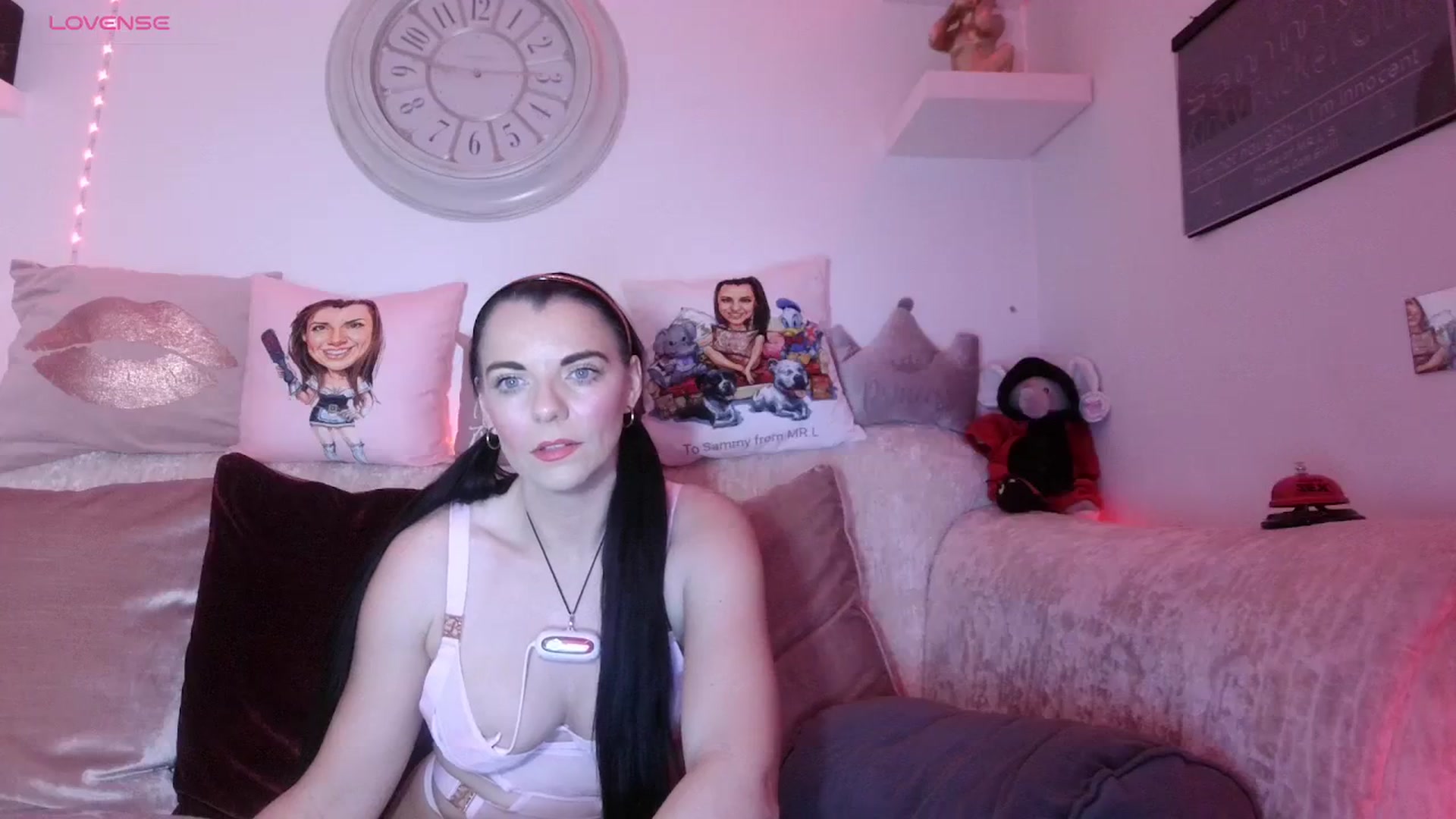 Gallery image thumbnail from innocentSamx's myfreecams stream on, 10/03/2023, 20:34 image 10 of 20