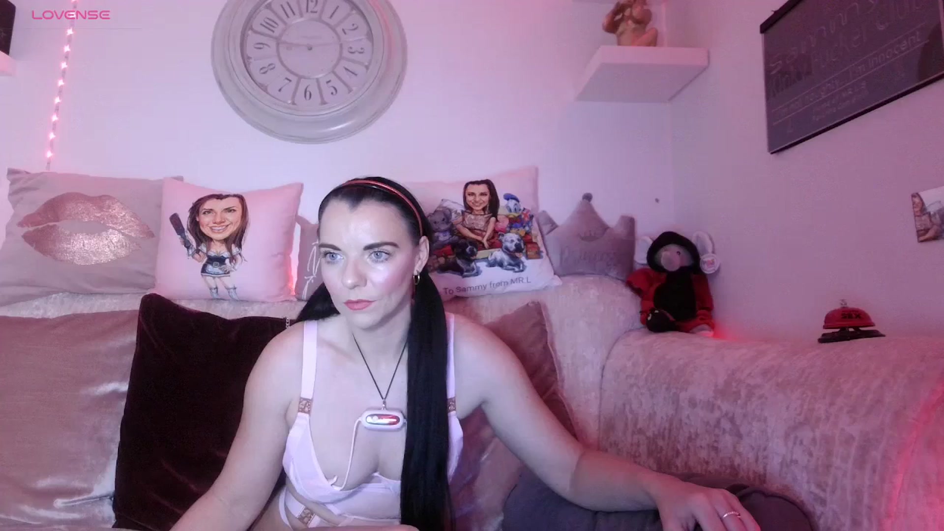 Gallery image thumbnail from innocentSamx's myfreecams stream on, 10/03/2023, 20:34 image 9 of 20