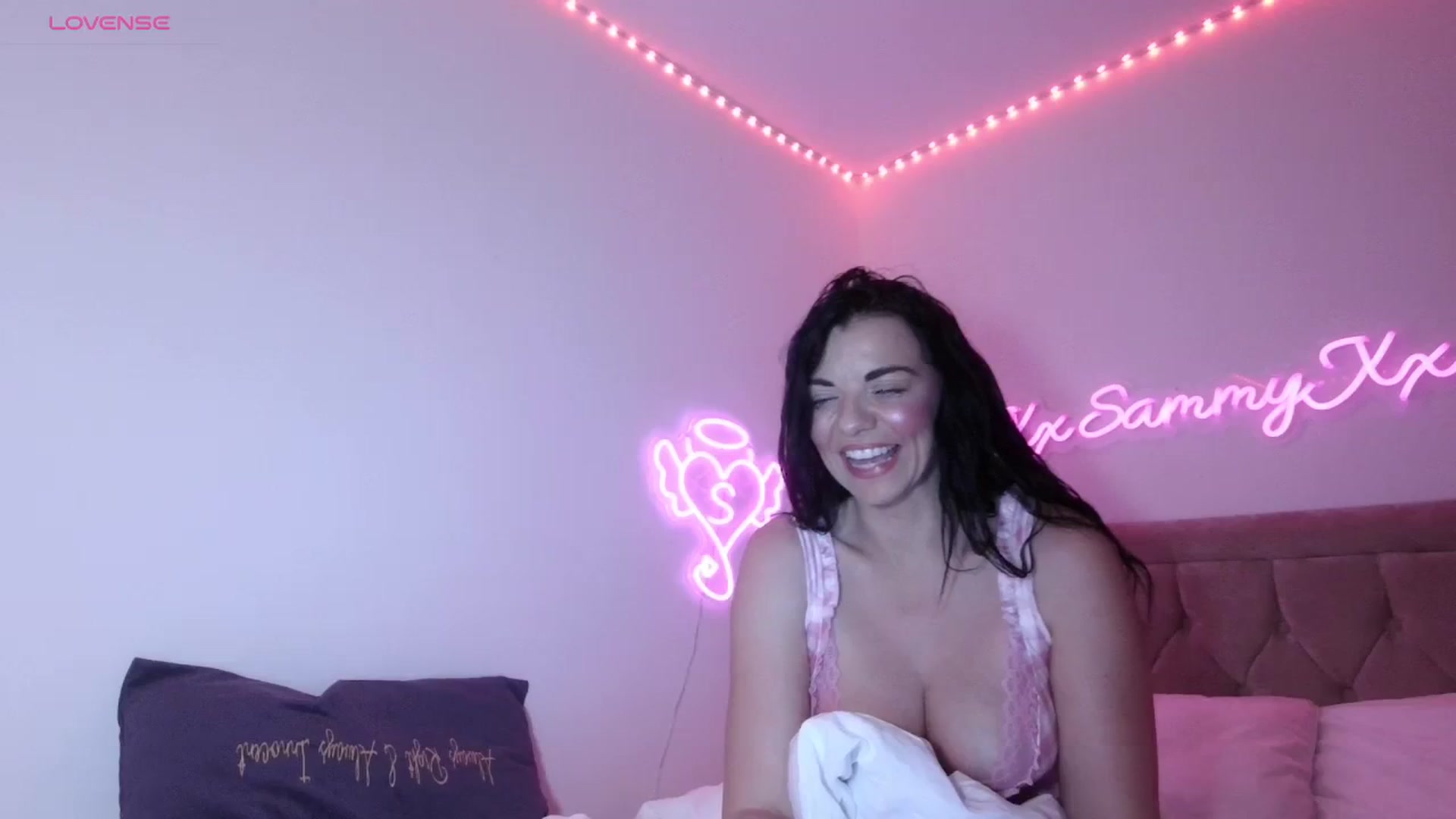 Gallery image thumbnail from innocentSamx's myfreecams stream on, 10/05/2023, 22:16 image 17 of 20