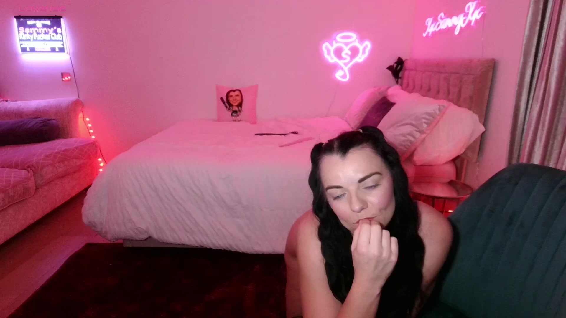 Gallery image thumbnail from innocentSamx's myfreecams stream on, 10/17/2023, 21:30 image 10 of 20