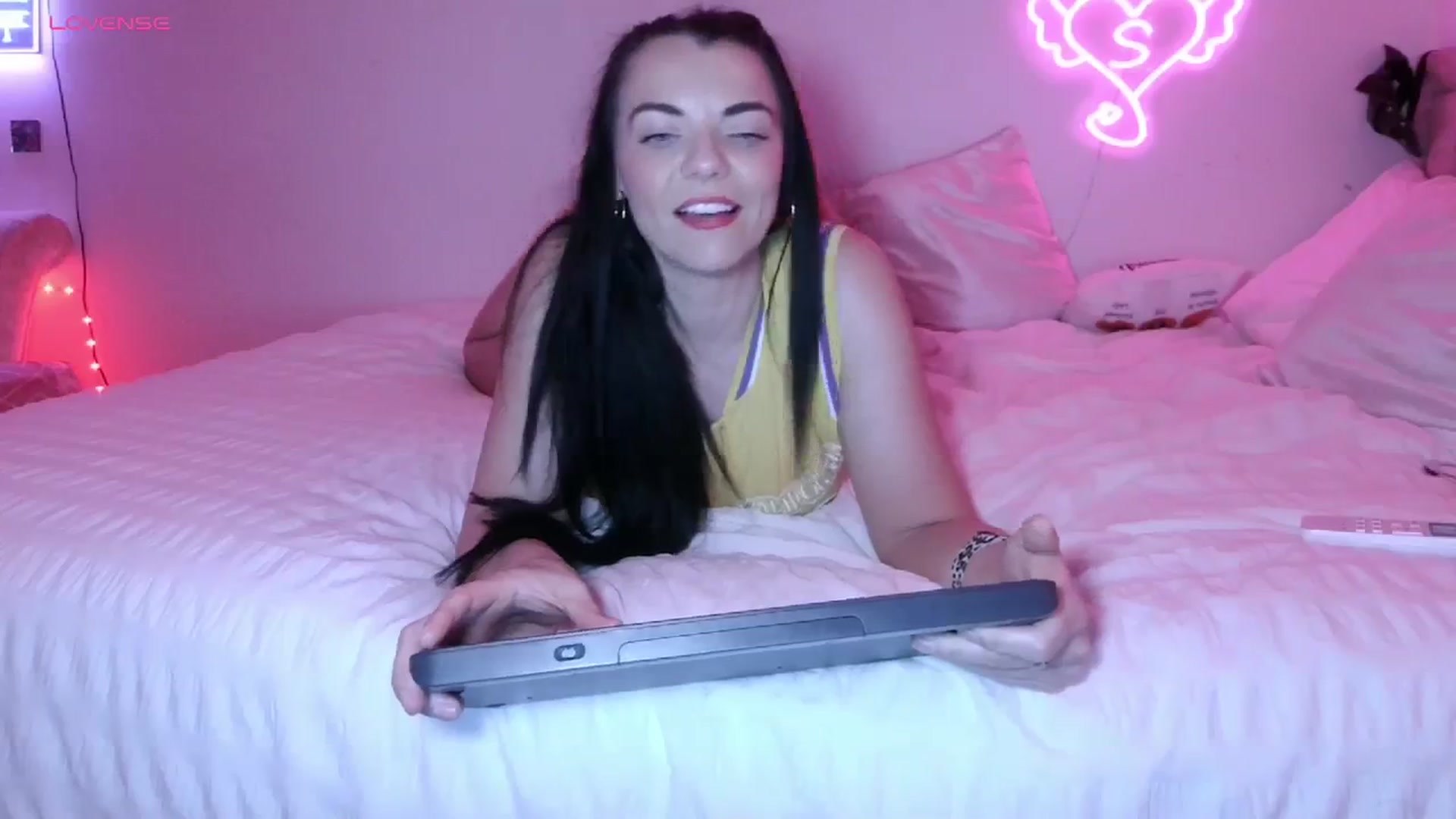 Gallery image thumbnail from innocentSamx's myfreecams stream on, 10/22/2023, 16:17 image 10 of 20