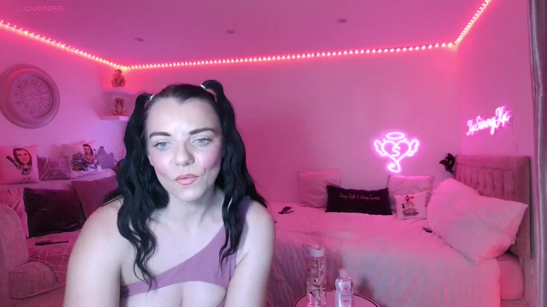 Gallery image thumbnail from innocentSamx's myfreecams stream on, 10/29/2023, 15:24 image 5 of 20