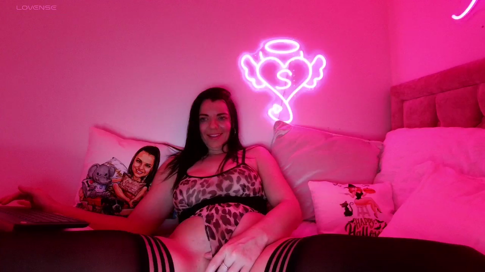 Gallery image thumbnail from innocentSamx's myfreecams stream on, 11/14/2023, 01:04 image 20 of 20