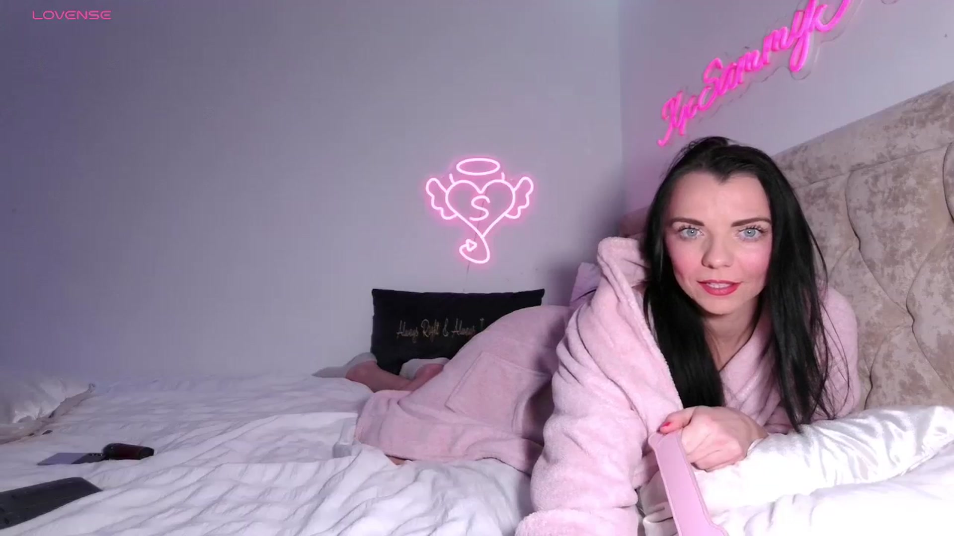 Gallery image thumbnail from innocentSamx's myfreecams stream on, 11/29/2023, 20:02 image 3 of 20