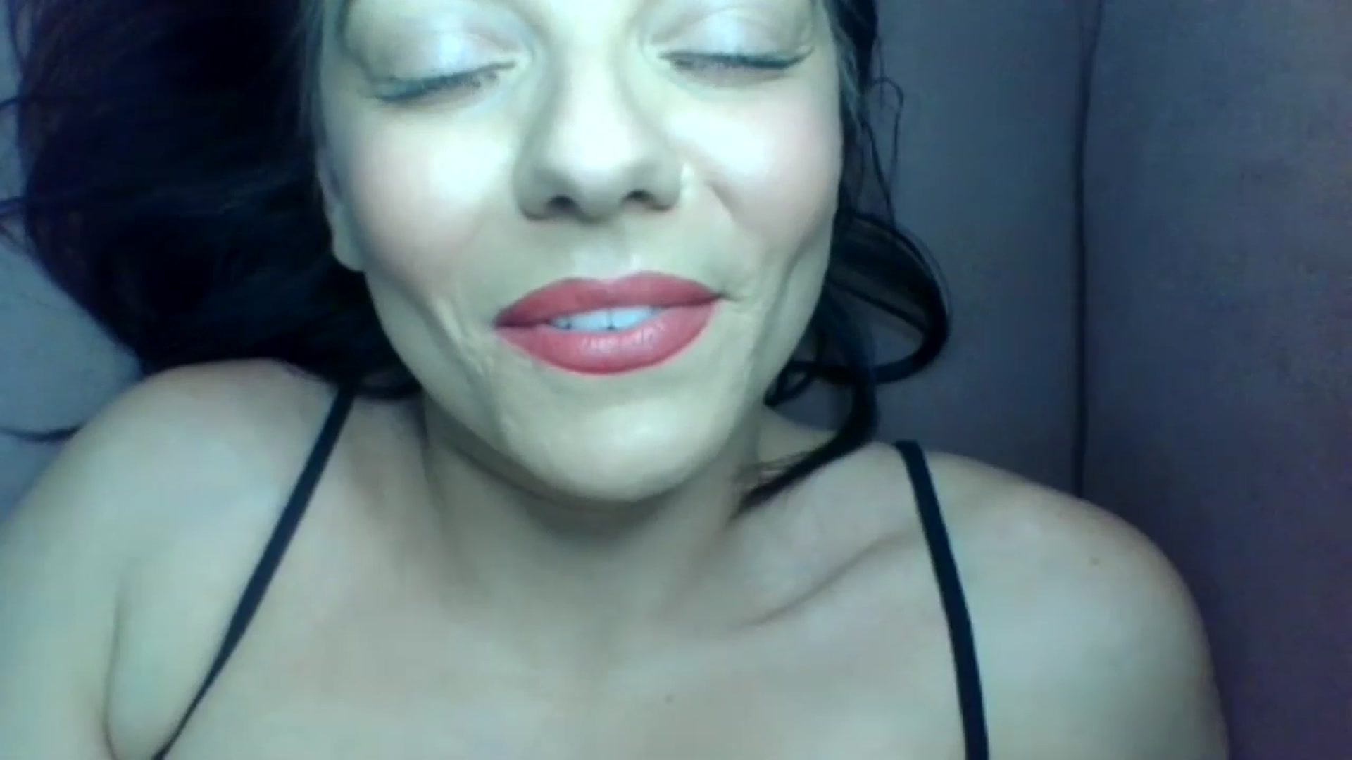 Gallery image thumbnail from innocentSamx's myfreecams stream on, 10/31/2024, 14:15 image 6 of 20