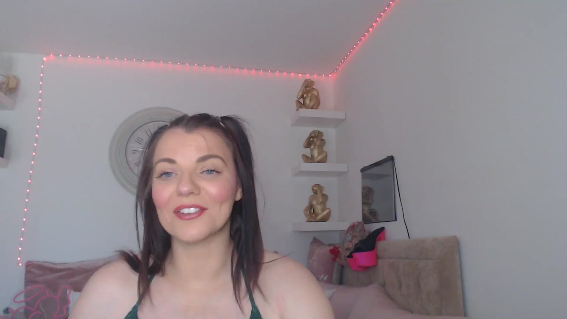 Gallery image thumbnail from innocentSamx's myfreecams stream on, 04/02/2025, 12:13 image 17 of 20