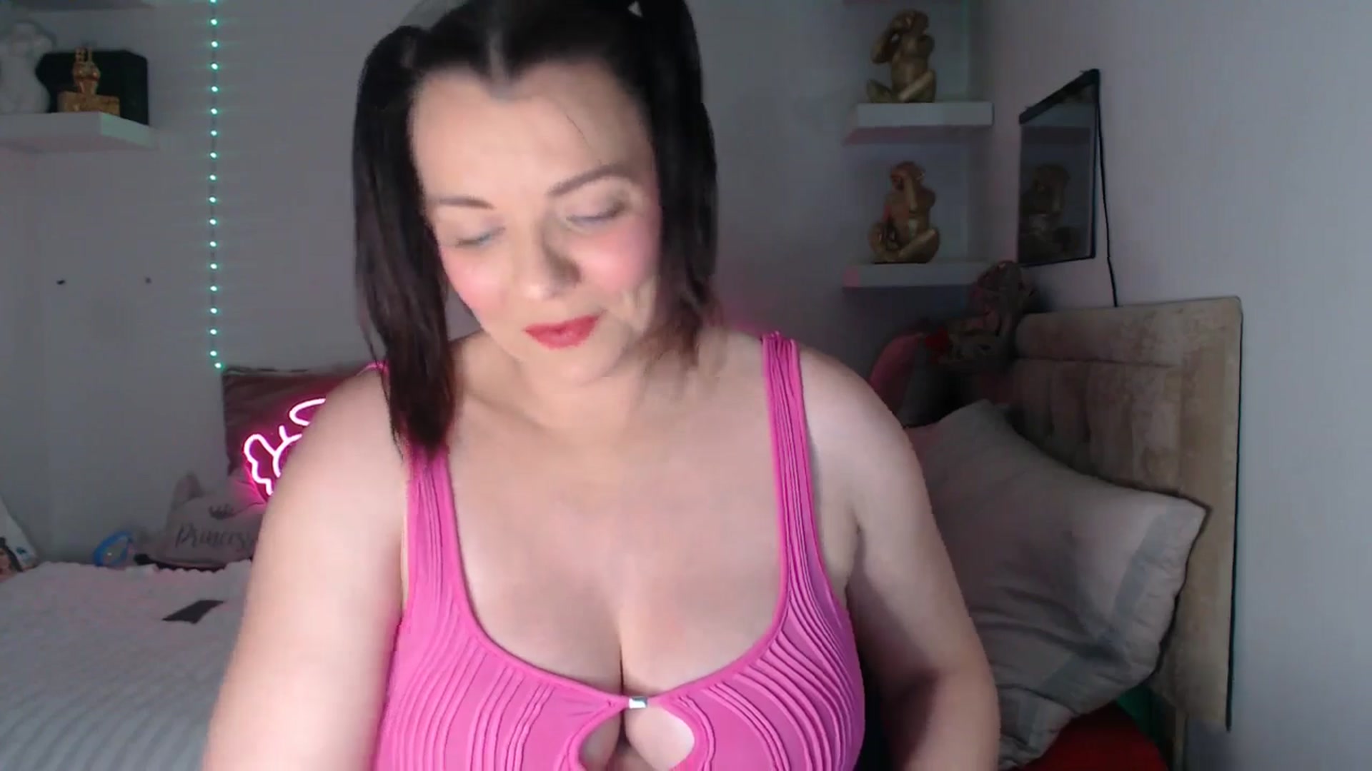 Gallery image thumbnail from innocentSamx's myfreecams stream on, 04/15/2025, 19:54 image 11 of 20