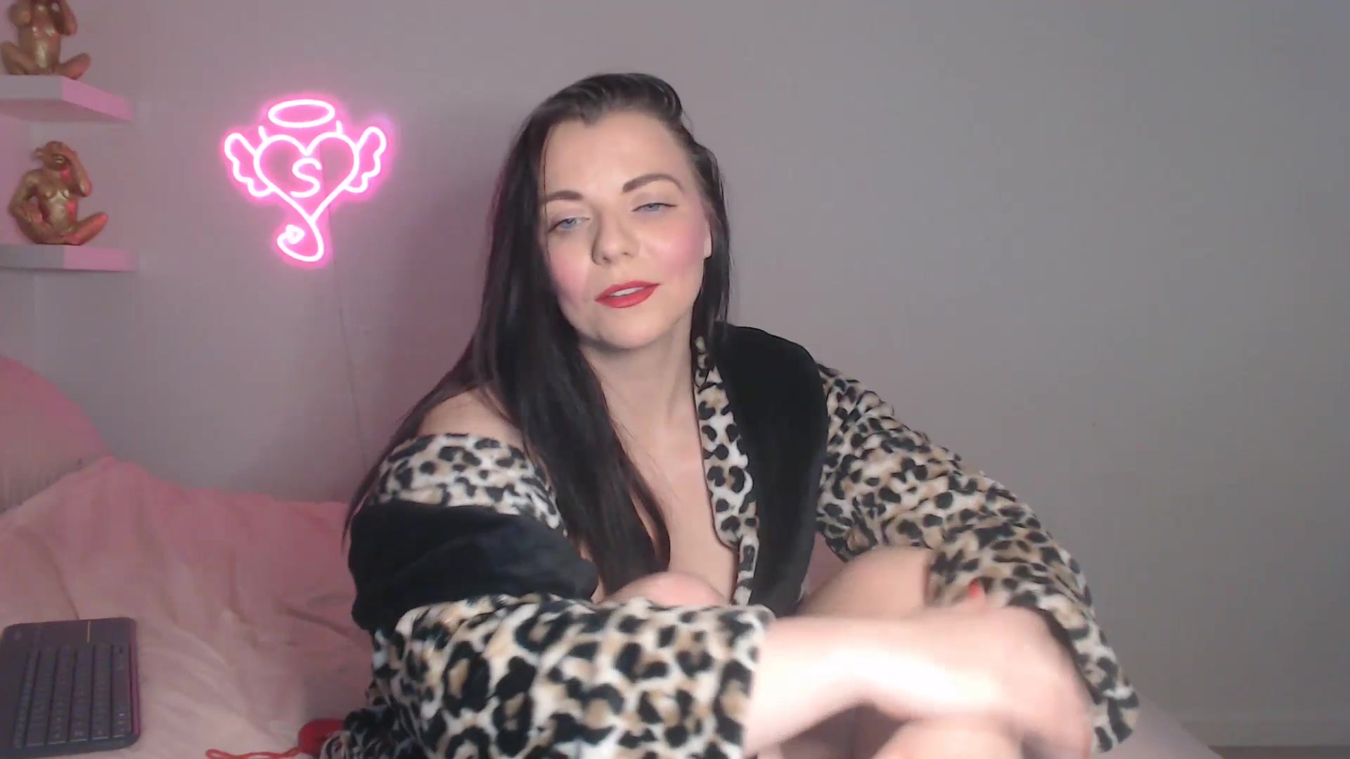 Gallery image thumbnail from innocentSamx's myfreecams stream on, 04/09/2026, 13:27 image 11 of 20