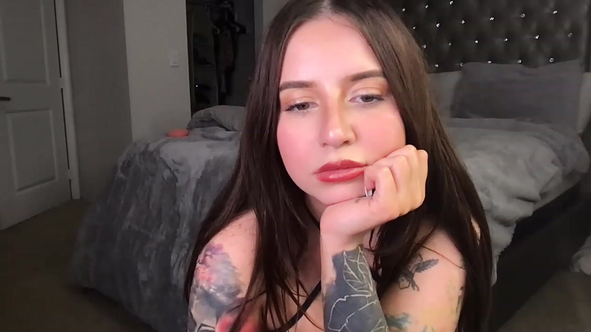Gallery image thumbnail from iplayhardbabe's myfreecams stream on, 12/31/2022, 08:24 image 3 of 20
