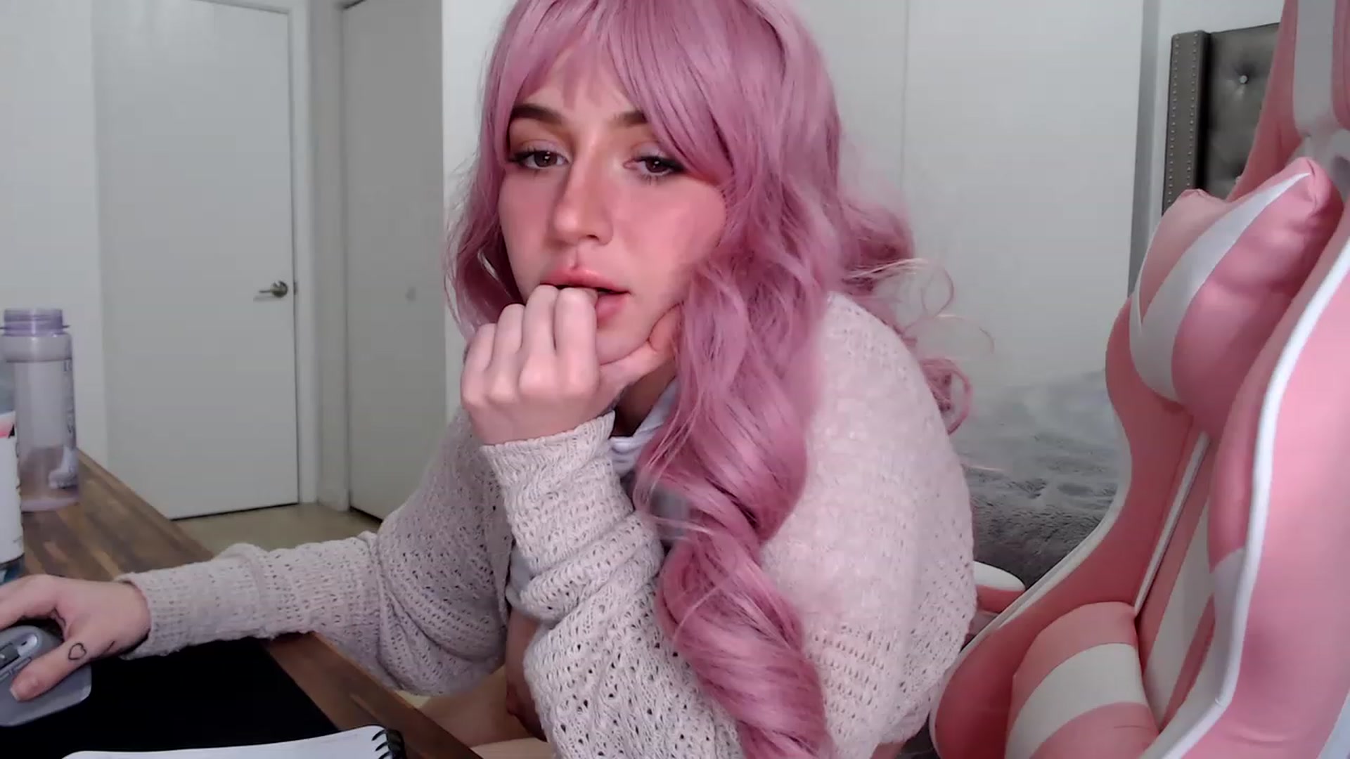Gallery image thumbnail from iplayhardbabe's myfreecams stream on, 06/26/2023, 06:20 image 15 of 20