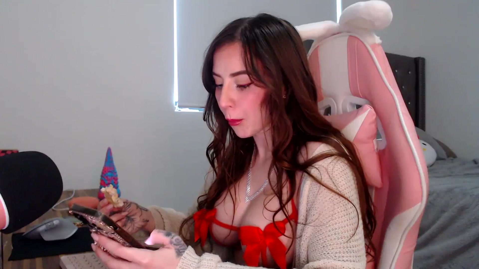 Gallery image thumbnail from iplayhardbabe's myfreecams stream on, 12/25/2023, 21:18 image 4 of 20