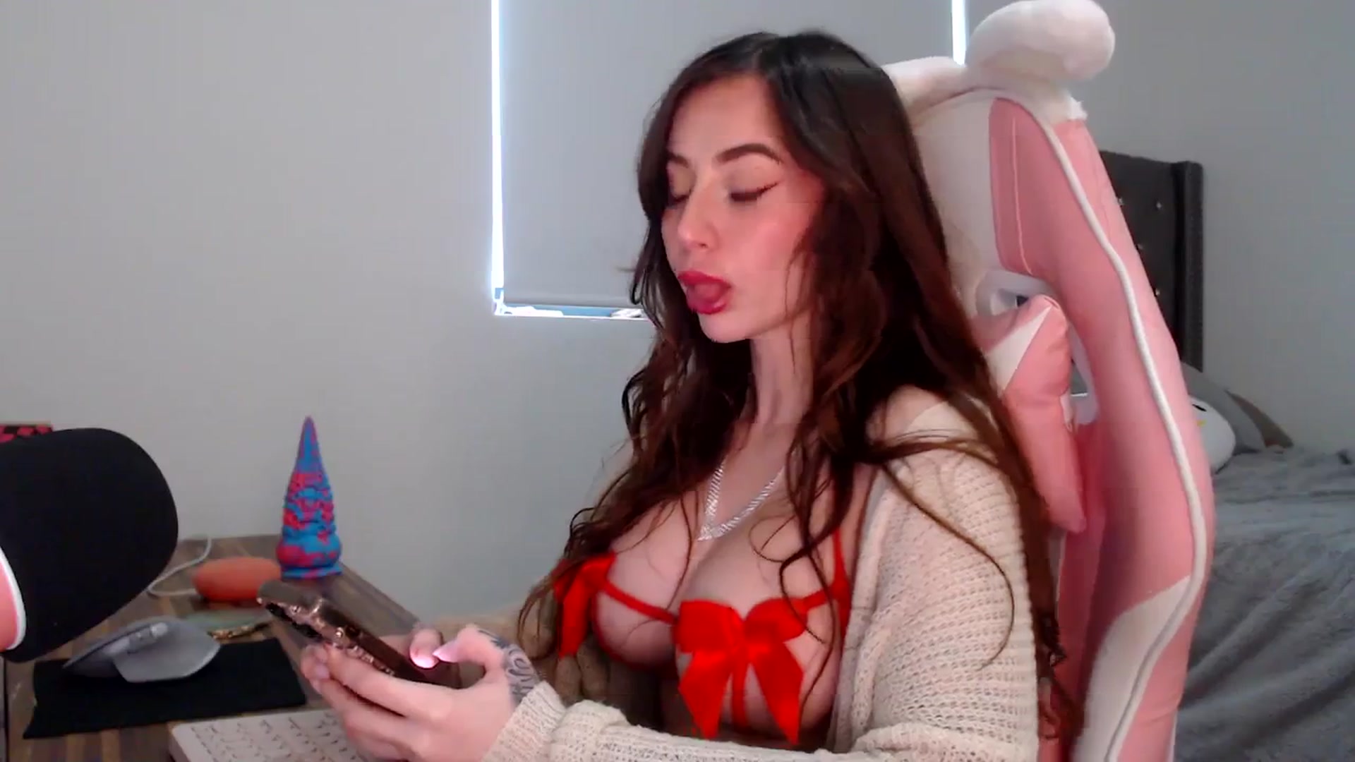 Gallery image thumbnail from iplayhardbabe's myfreecams stream on, 12/25/2023, 21:18 image 5 of 20