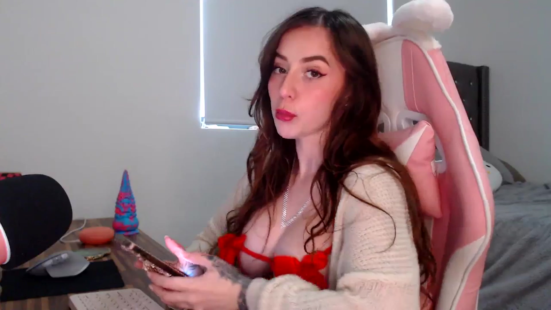 Gallery image thumbnail from iplayhardbabe's myfreecams stream on, 12/25/2023, 21:18 image 2 of 20