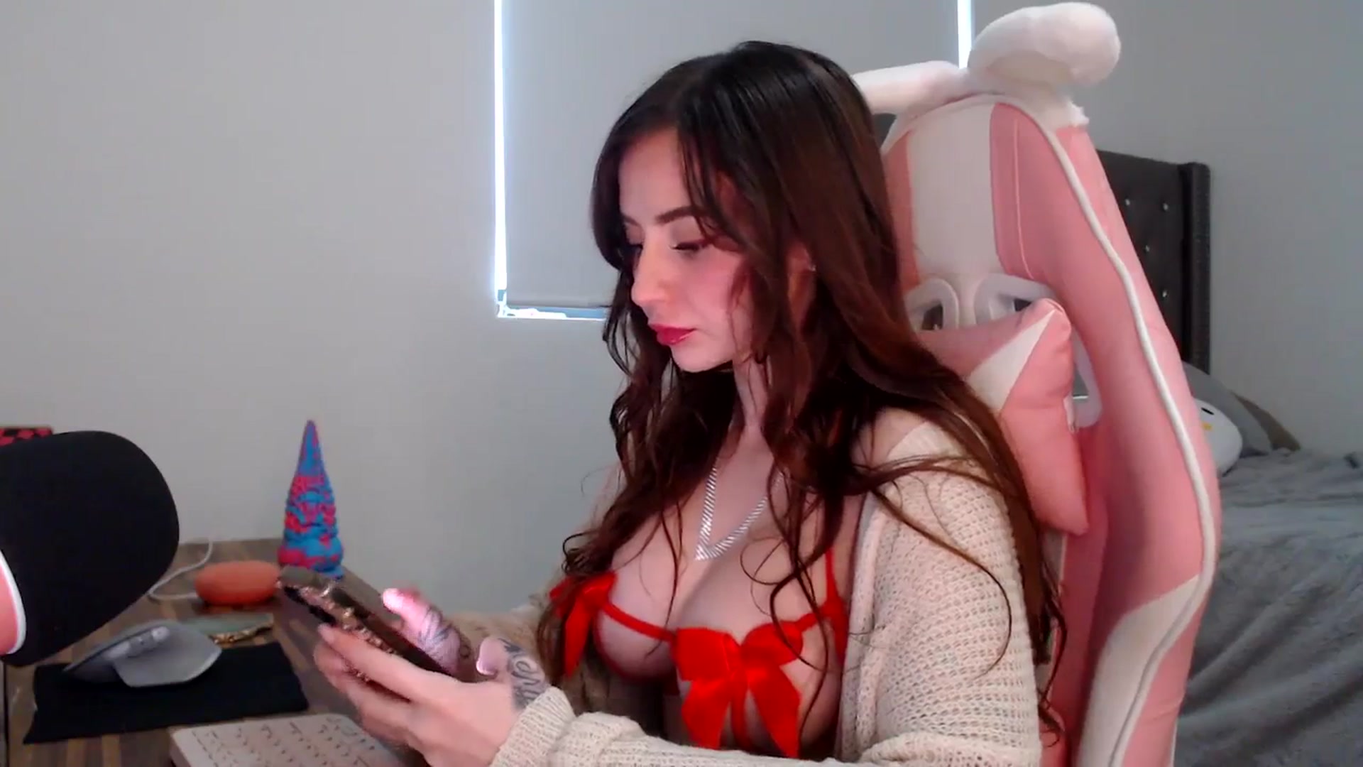 Gallery image thumbnail from iplayhardbabe's myfreecams stream on, 12/25/2023, 21:18 image 7 of 20