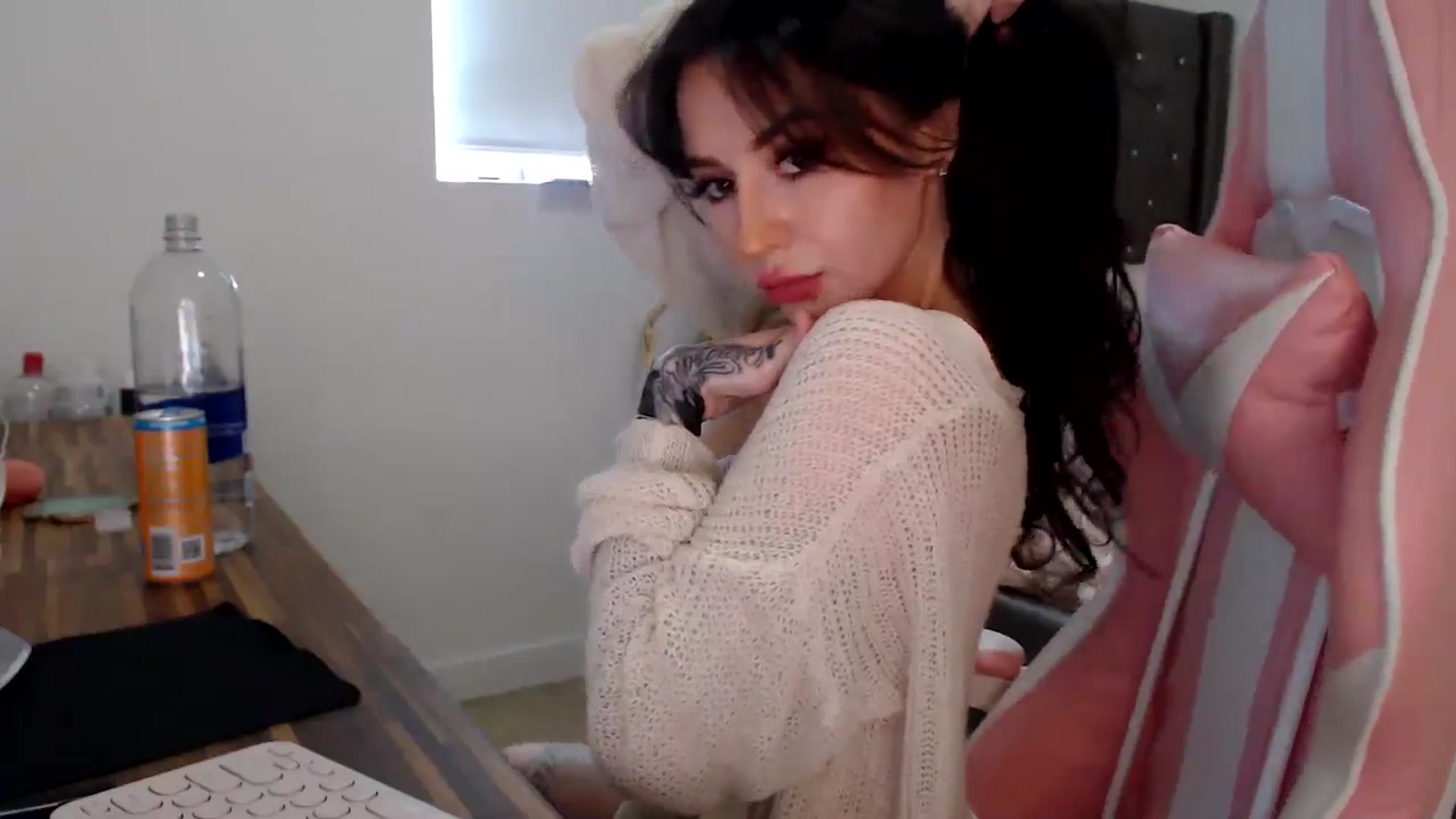 Gallery image thumbnail from iplayhardbabe's myfreecams stream on, 06/25/2024, 20:32 image 12 of 20