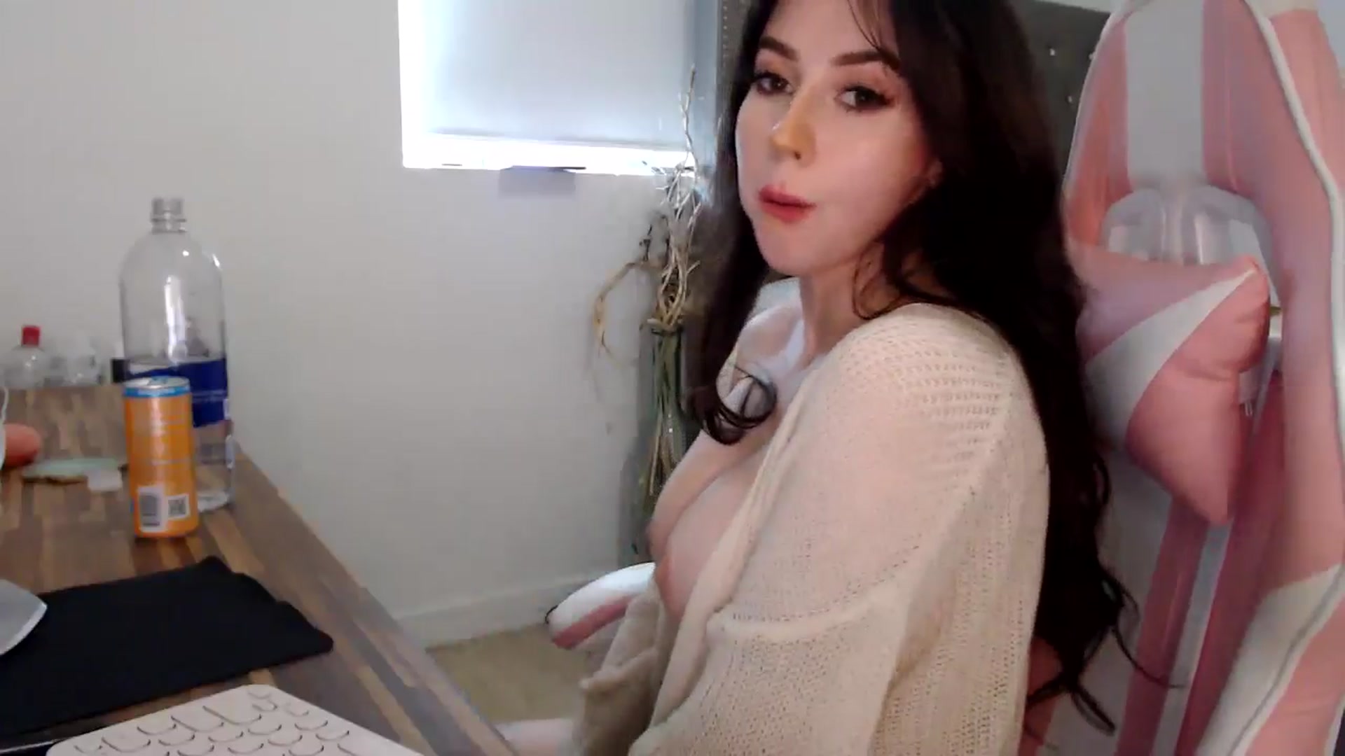 Gallery image thumbnail from iplayhardbabe's myfreecams stream on, 06/25/2024, 20:32 image 14 of 20