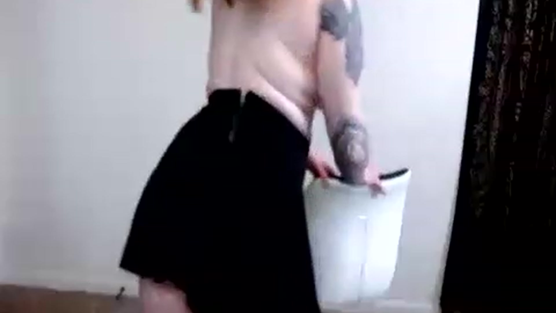 Gallery image thumbnail from itsAnnieMae's myfreecams stream on, 12/27/2022, 20:25 image 15 of 20
