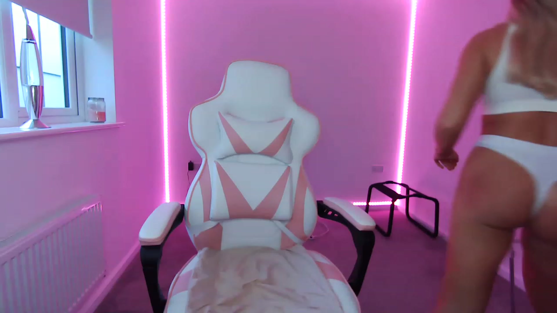 Gallery image thumbnail from itsErikaa's myfreecams stream on, 11/14/2022, 16:35 image 6 of 20