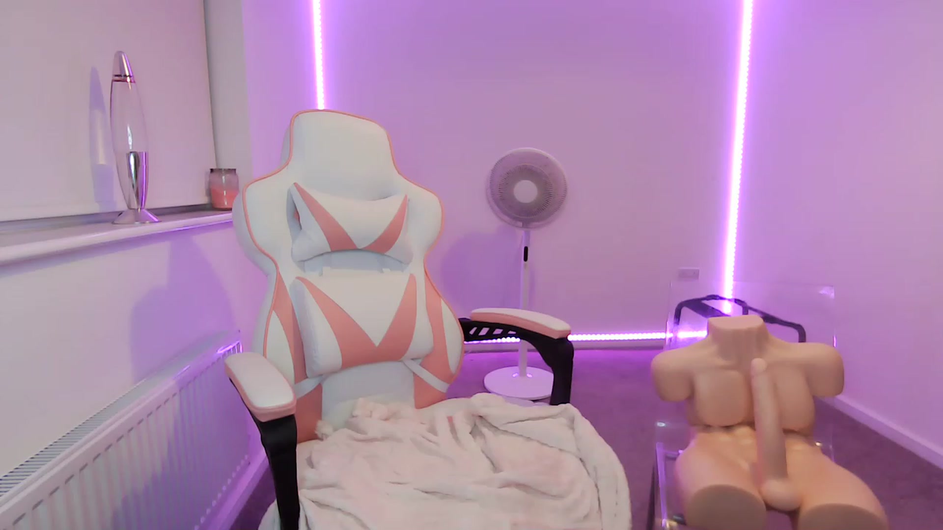 Gallery image thumbnail from itsErikaa's myfreecams stream on, 11/17/2022, 22:36 image 7 of 20