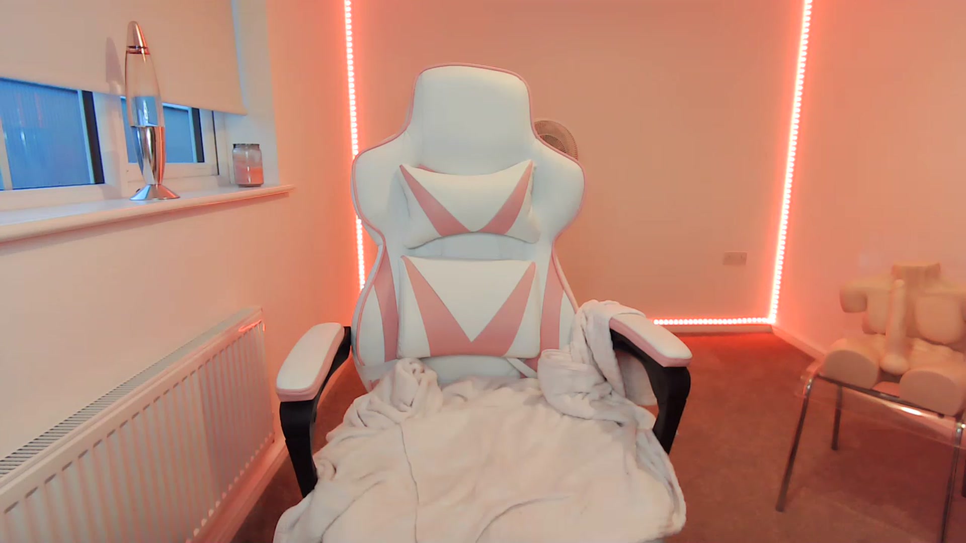 Gallery image thumbnail from itsErikaa's myfreecams stream on, 11/24/2022, 16:02 image 20 of 20